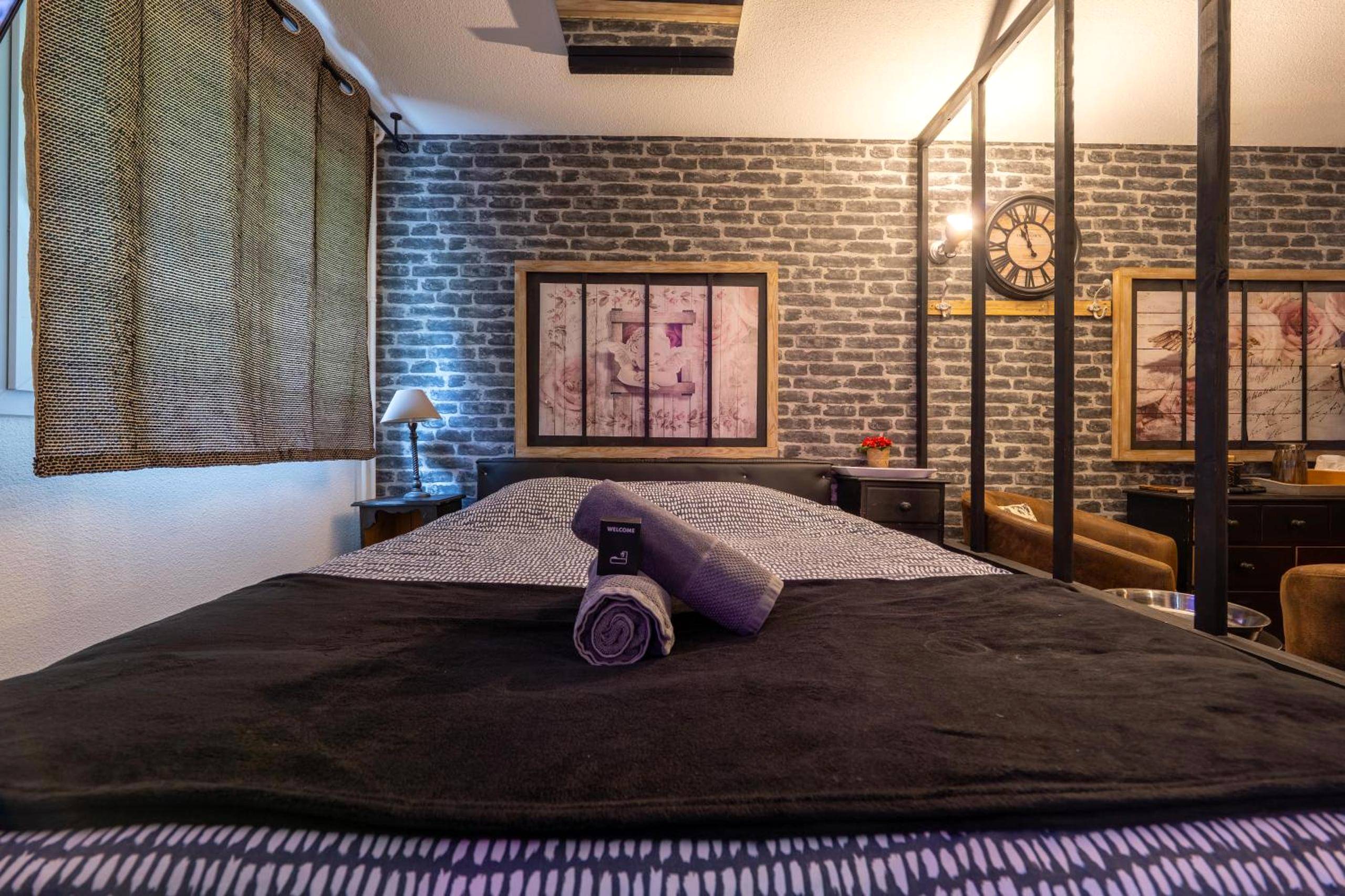 Lit double avec serviettes enroulées - 50 Nuances de Bonheur - Love Room à Rouen