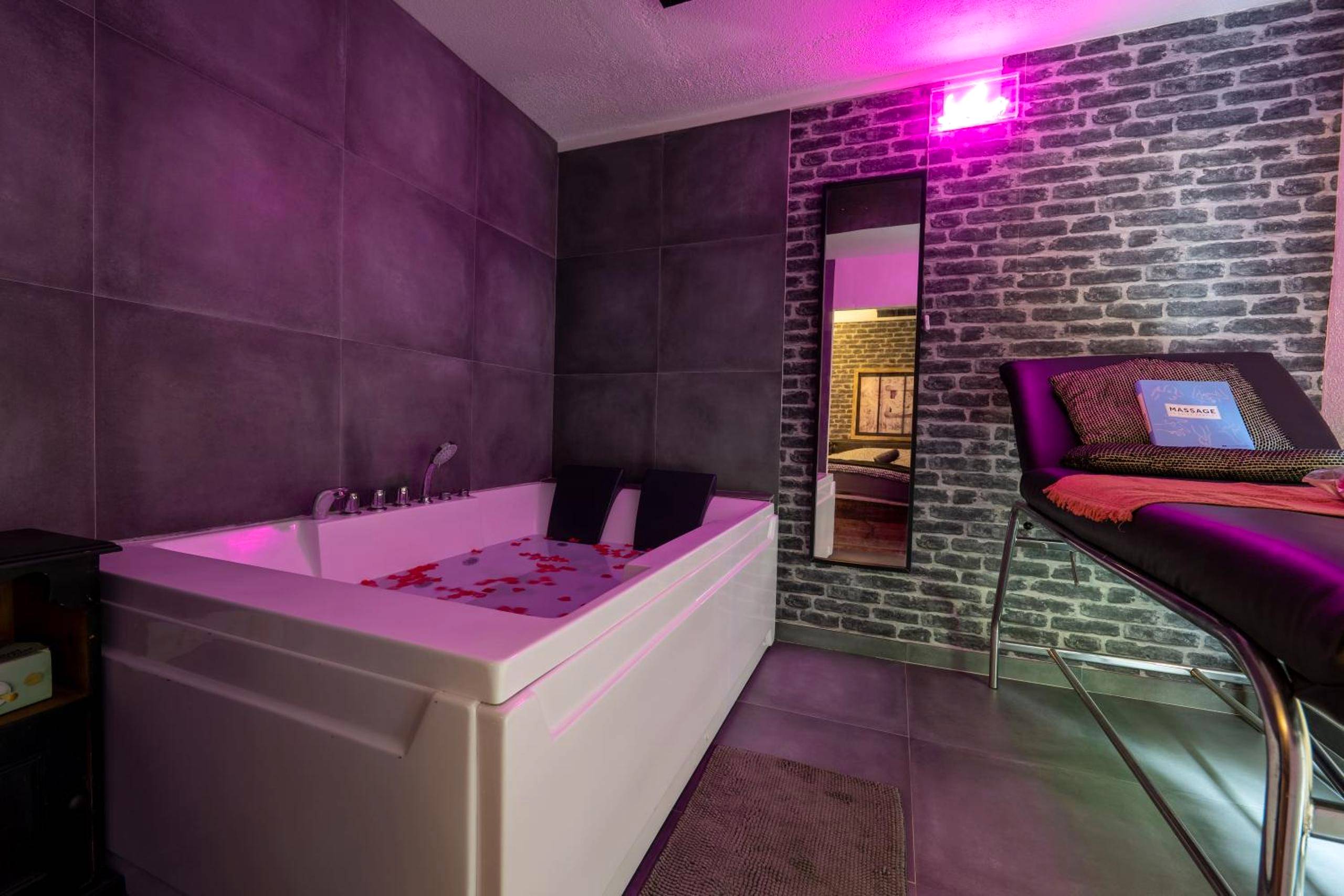 Baignoire balnéo et table de massage - 50 Nuances de Bonheur - Love Room à Rouen