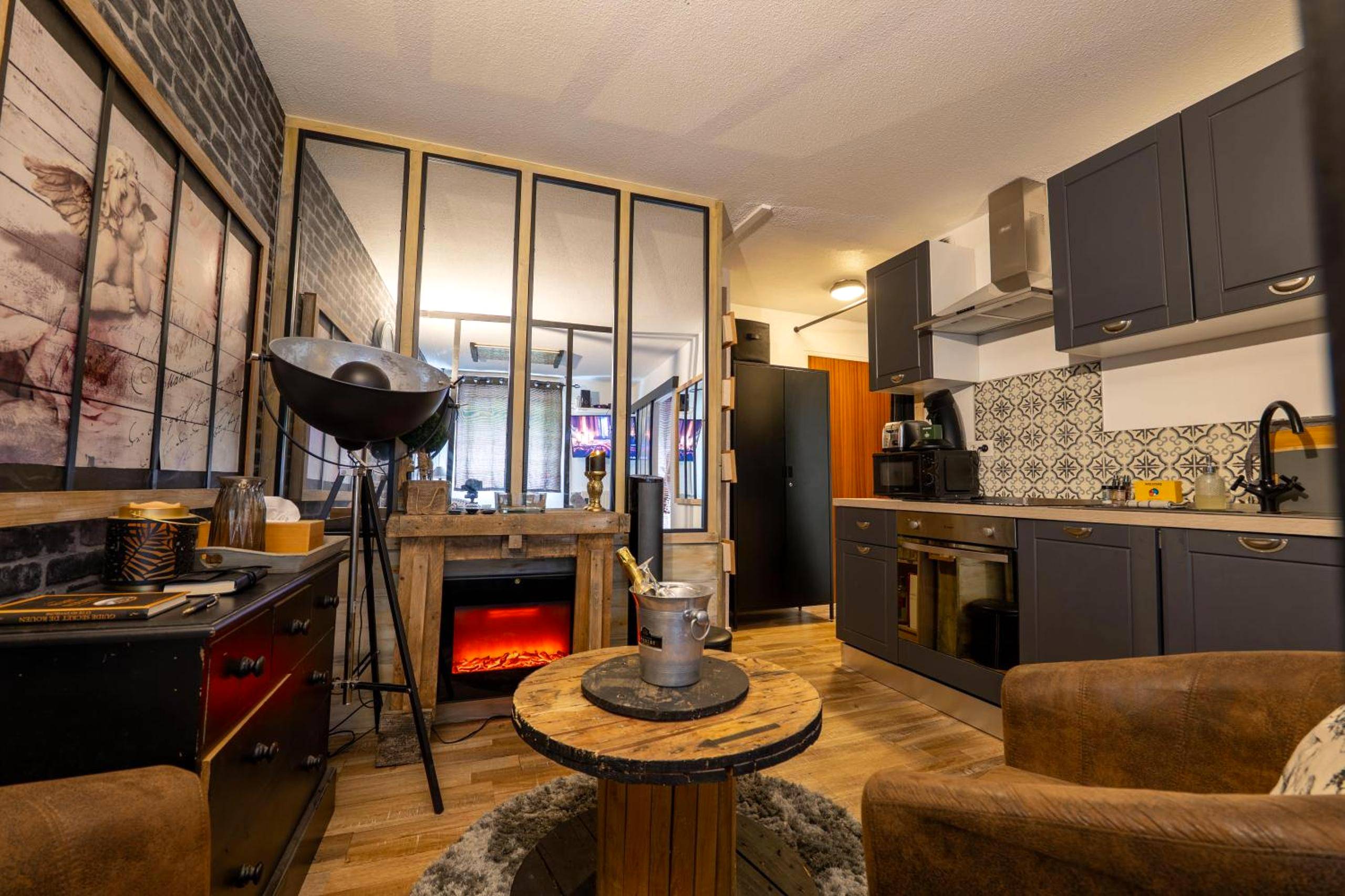 Cuisine équipée et cheminée décorative - 50 Nuances de Bonheur - Love Room à Rouen