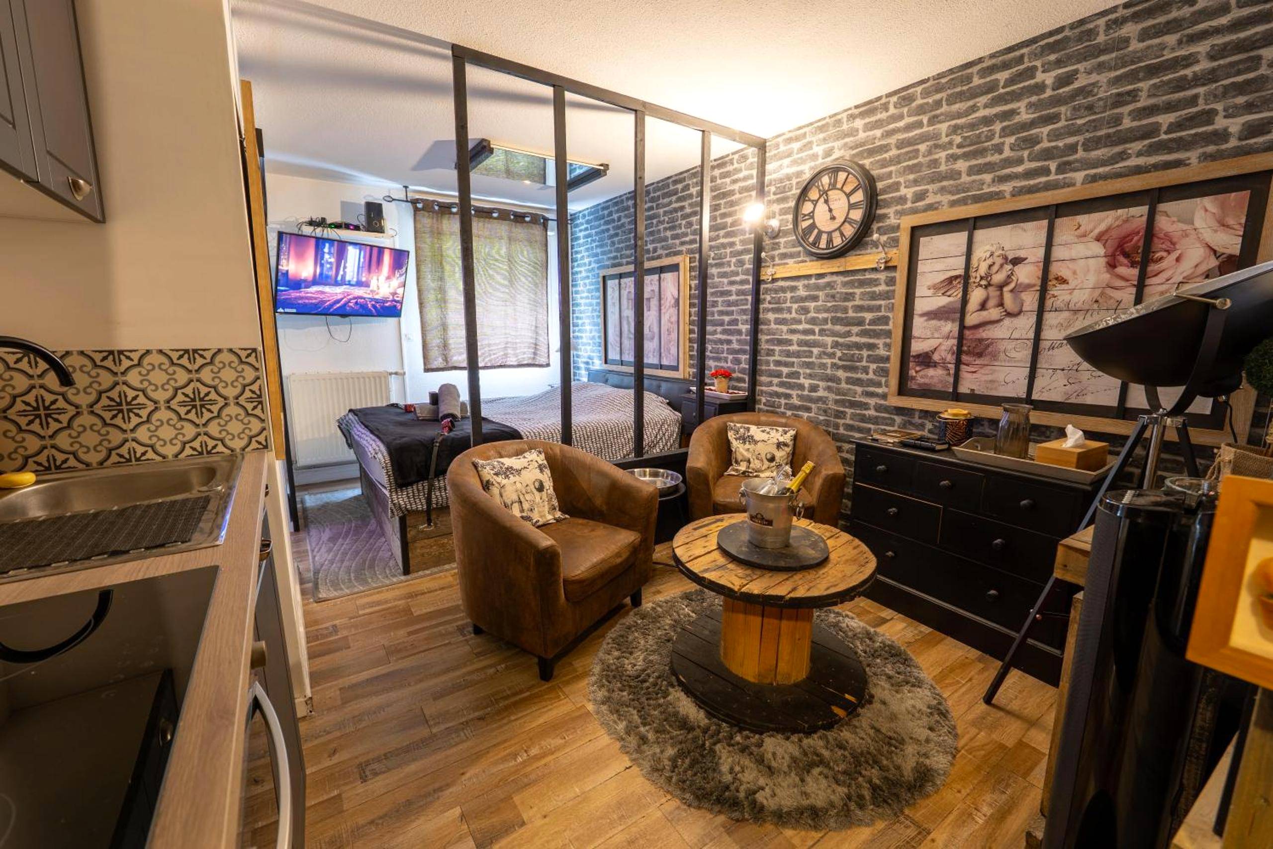 Salon avec fauteuils club et coin nuit - 50 Nuances de Bonheur - Love Room à Rouen