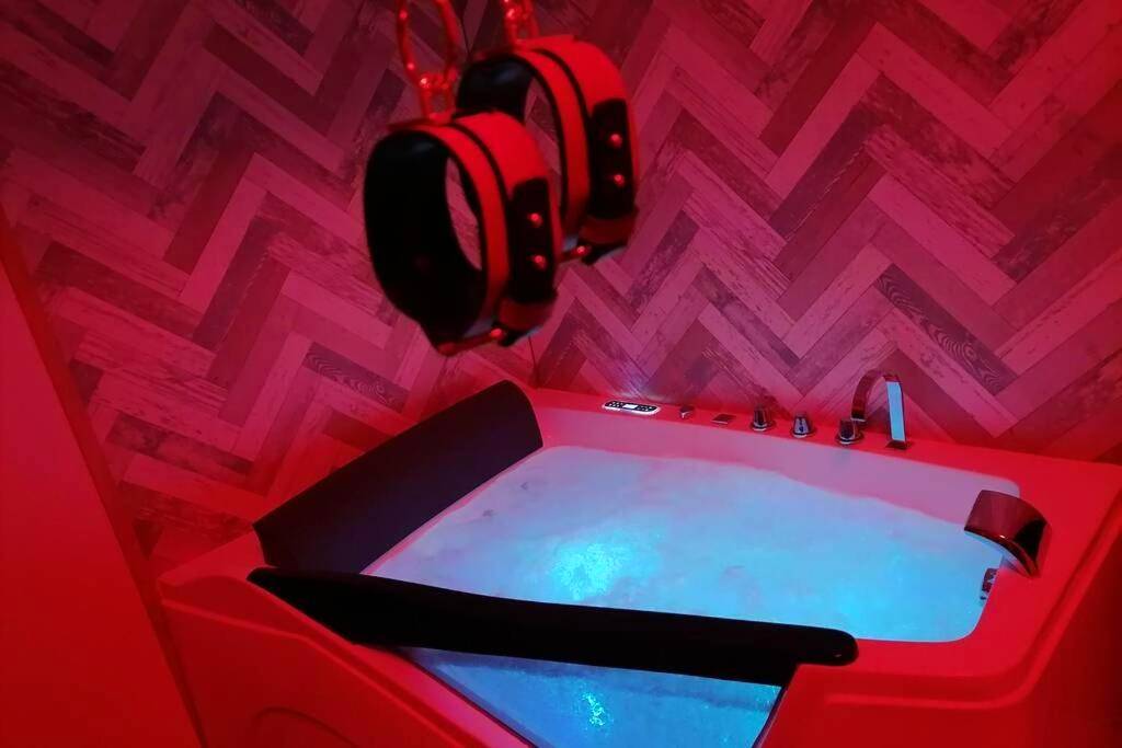 Baignoire balnéo lumineuse et menottes - Love Room Saint - Didier - en - Bresse - Maison 50 Nuances De Bresse