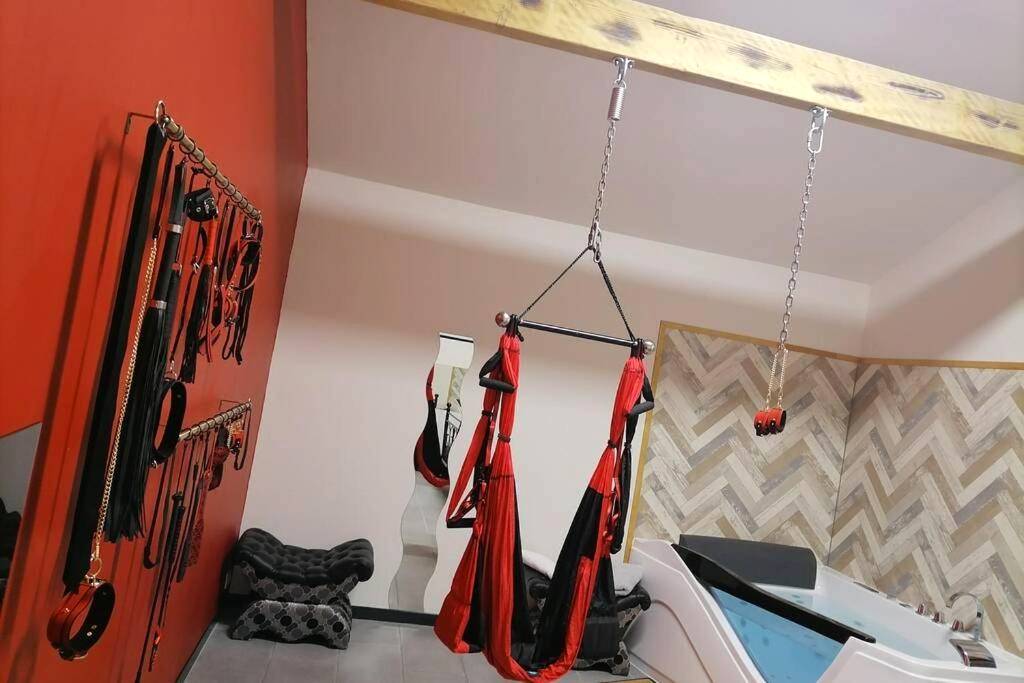 Balançoire érotique et accessoires muraux - Maison 50 Nuances De Bresse