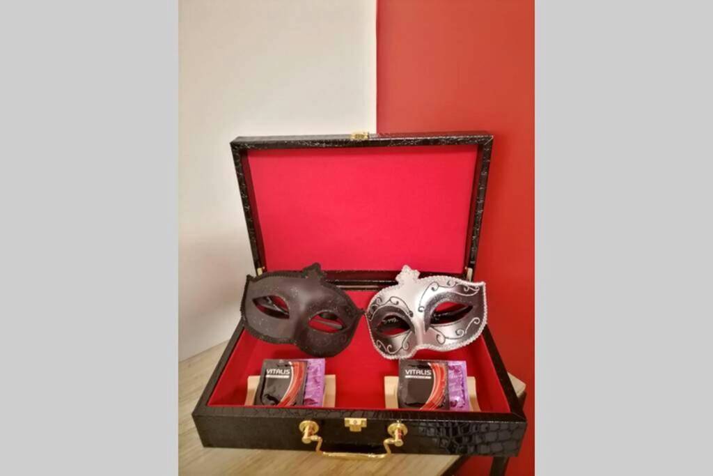 Coffret avec masques vénitiens et accessoires - Maison 50 Nuances De Bresse