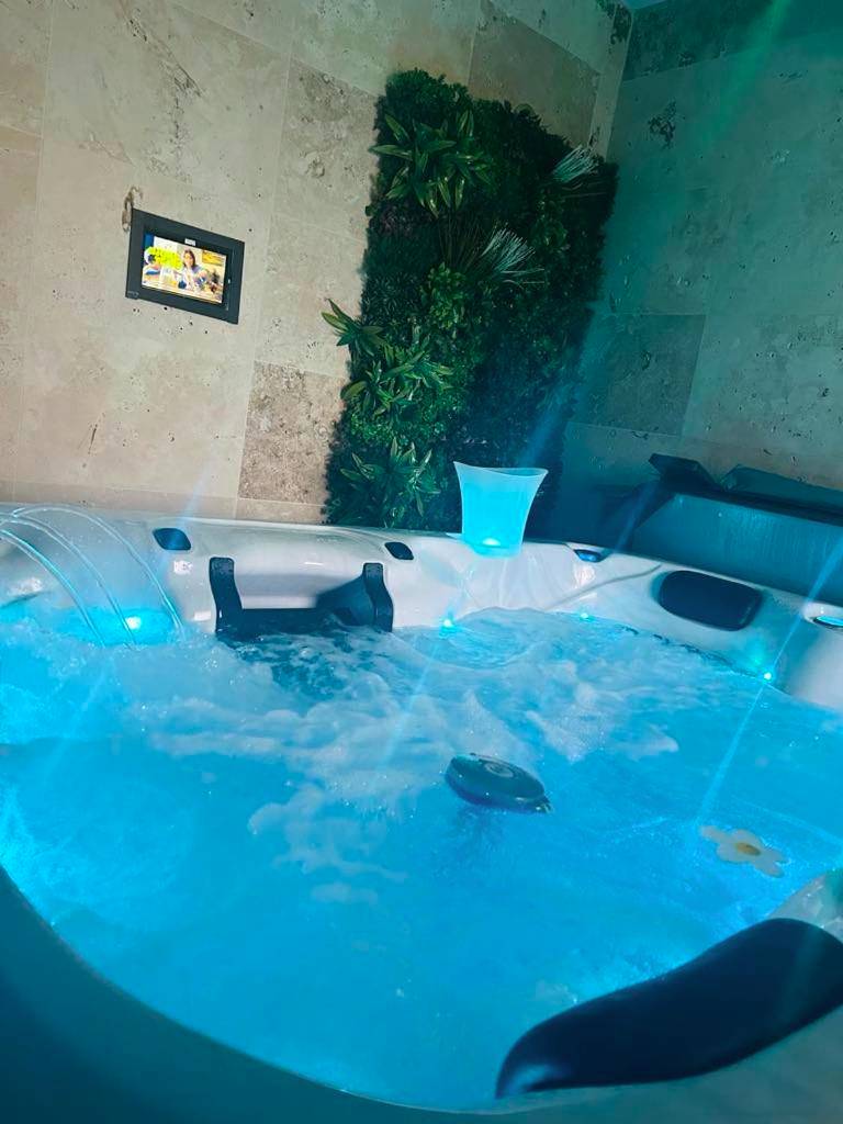 Vue principale - Love Room Lens - Loveroom 50 nuances de bulles jacuzzi et sauna privatif
