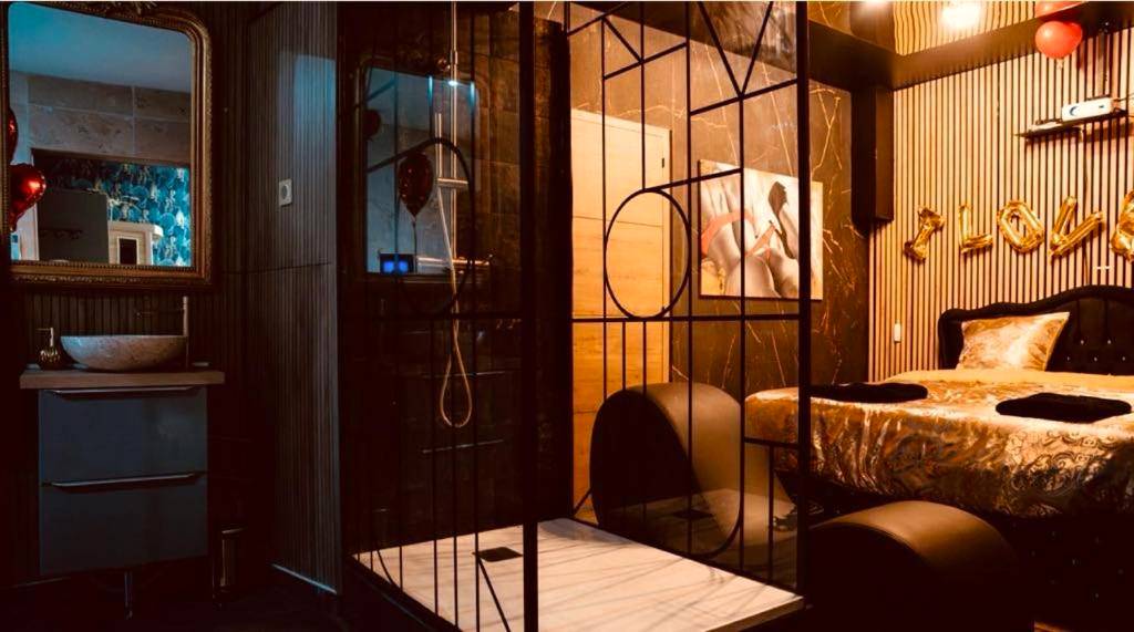 Vue interieure - Loveroom 50 nuances de bulles jacuzzi et sauna privatif