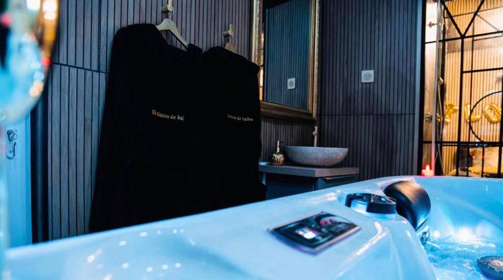 Autre vue interieure - Loveroom 50 nuances de bulles jacuzzi et sauna privatif - Lens