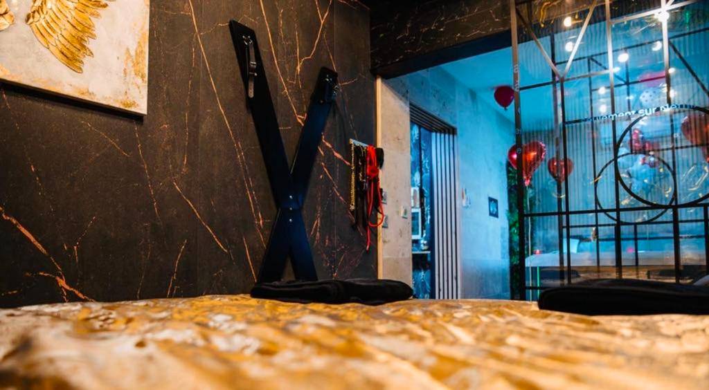 Photo du logement - Loveroom 50 nuances de bulles jacuzzi et sauna privatif