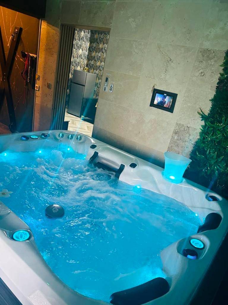 Photo du logement - Loveroom 50 nuances de bulles jacuzzi et sauna privatif - Lens