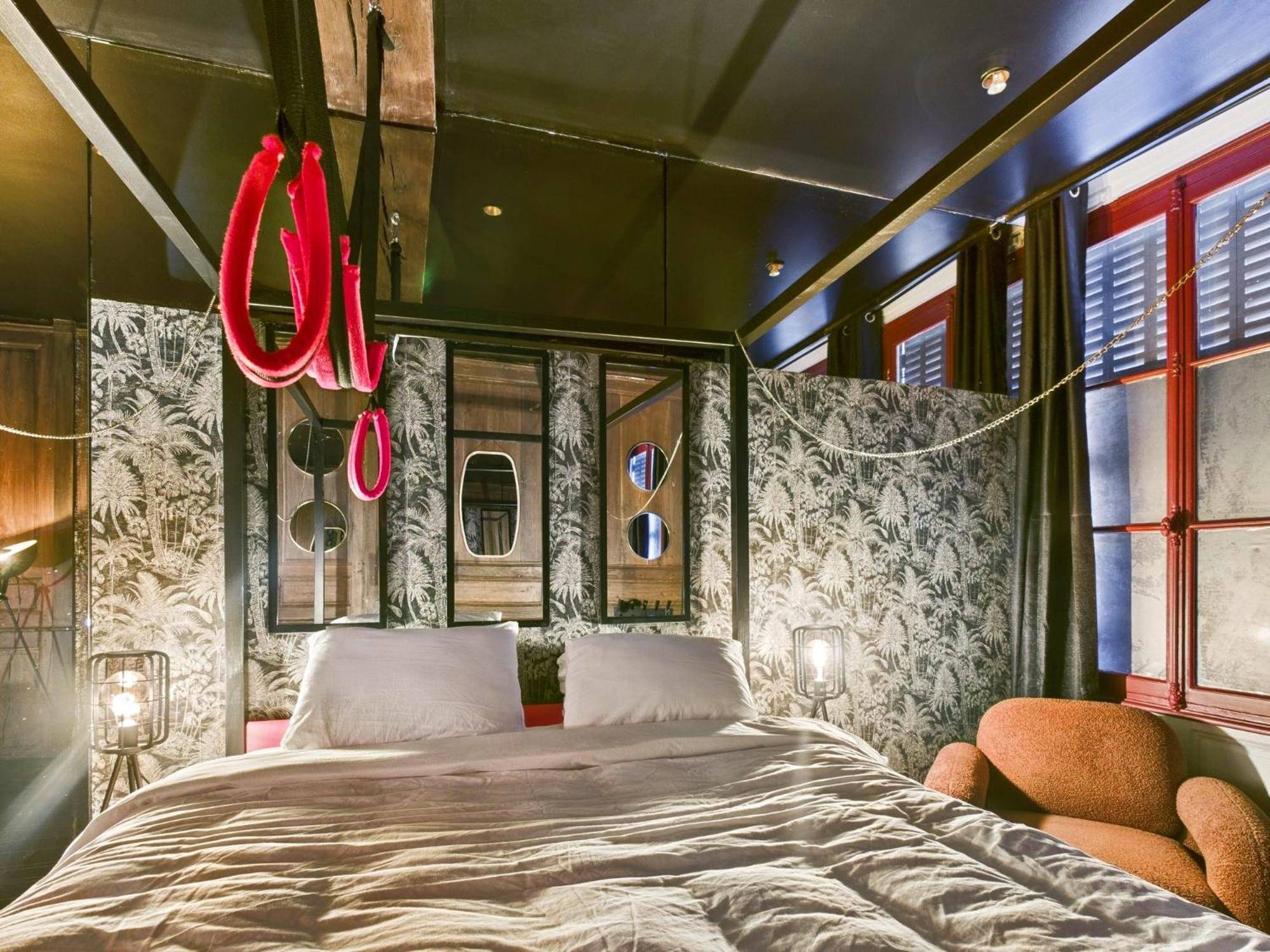 Lit king size sous structure avec anneaux - 50 Nuances de Grey - Spa