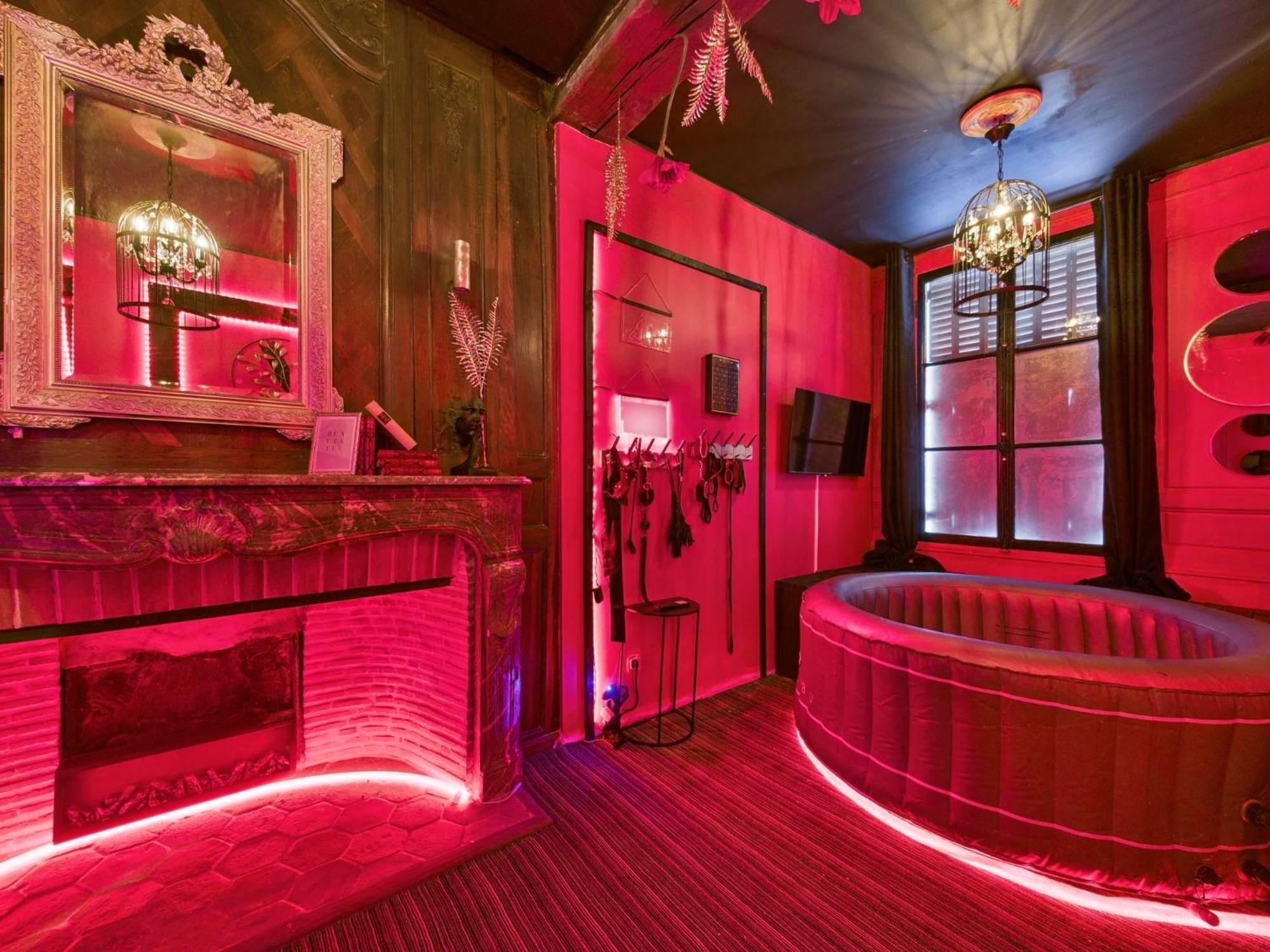 Jacuzzi privatif dans salon à l'ambiance rose - 50 Nuances de Grey - Spa