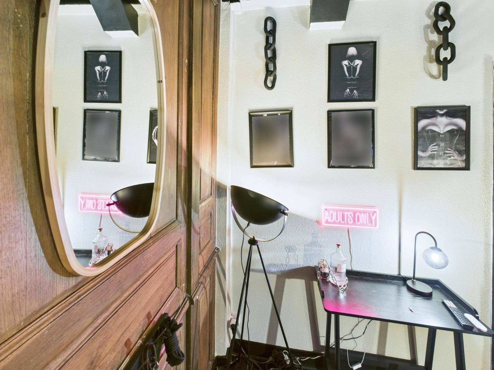 Espace bureau avec néon et miroirs - 50 Nuances de Grey - Spa