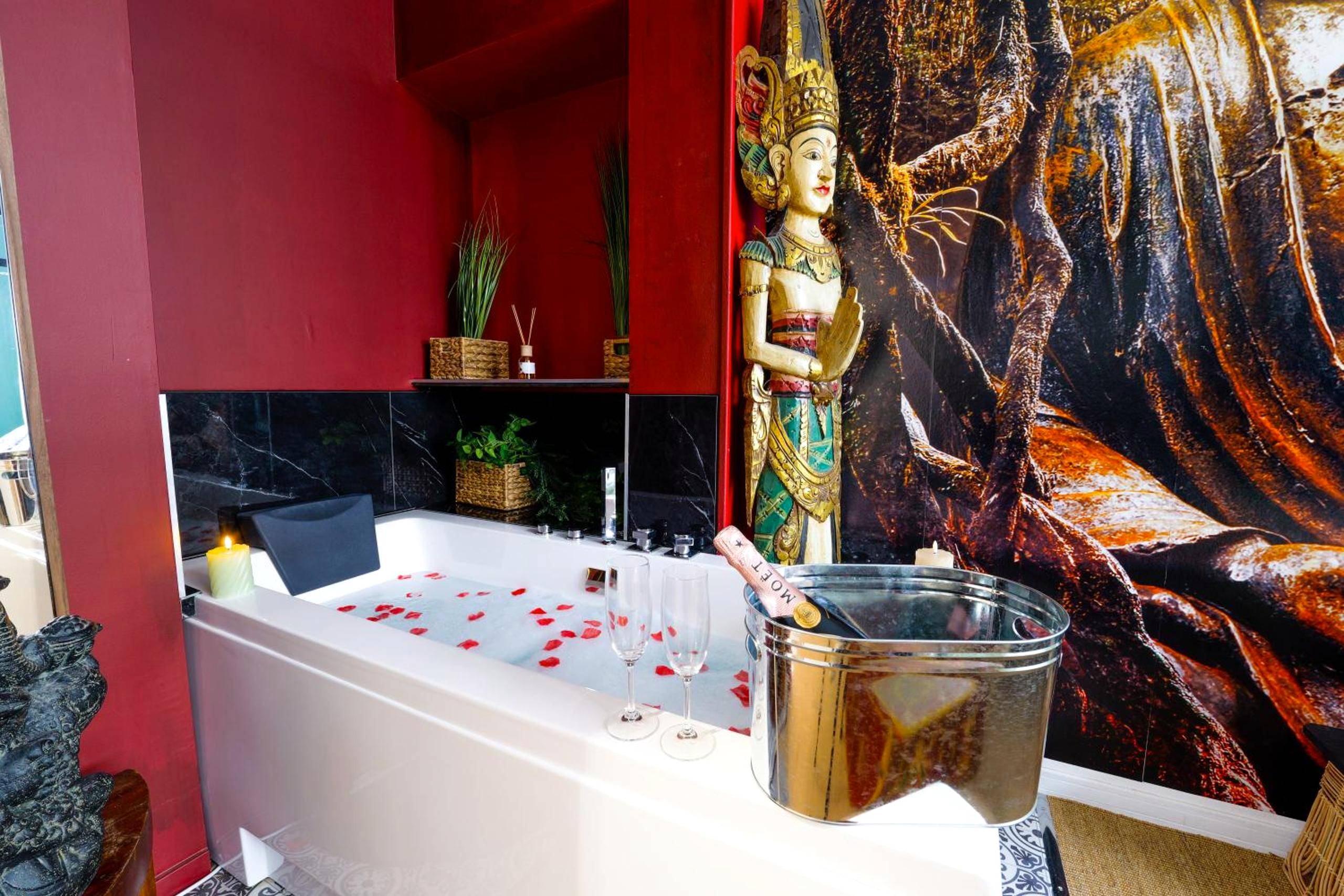 Baignoire balnéo avec pétales et champagne - 50 Nuances Nirvana - Love Room à Rouen
