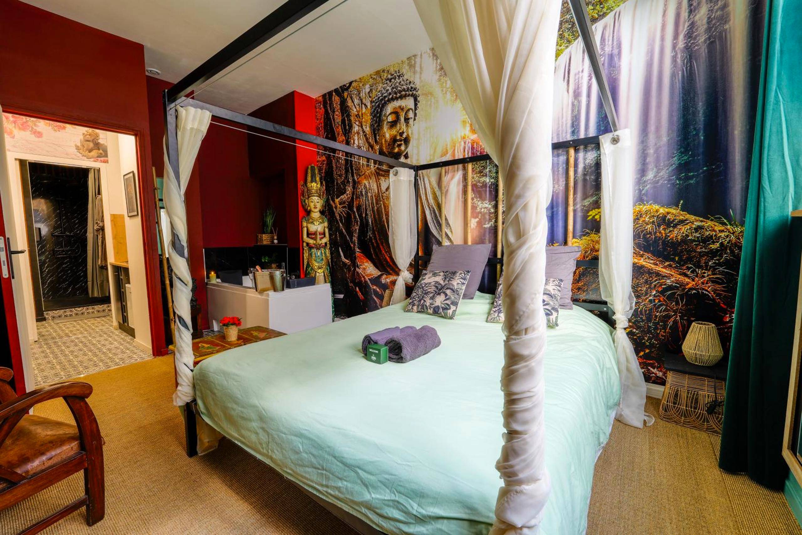 Lit à baldaquin devant une fresque de Bouddha - 50 Nuances Nirvana - Love Room à Rouen