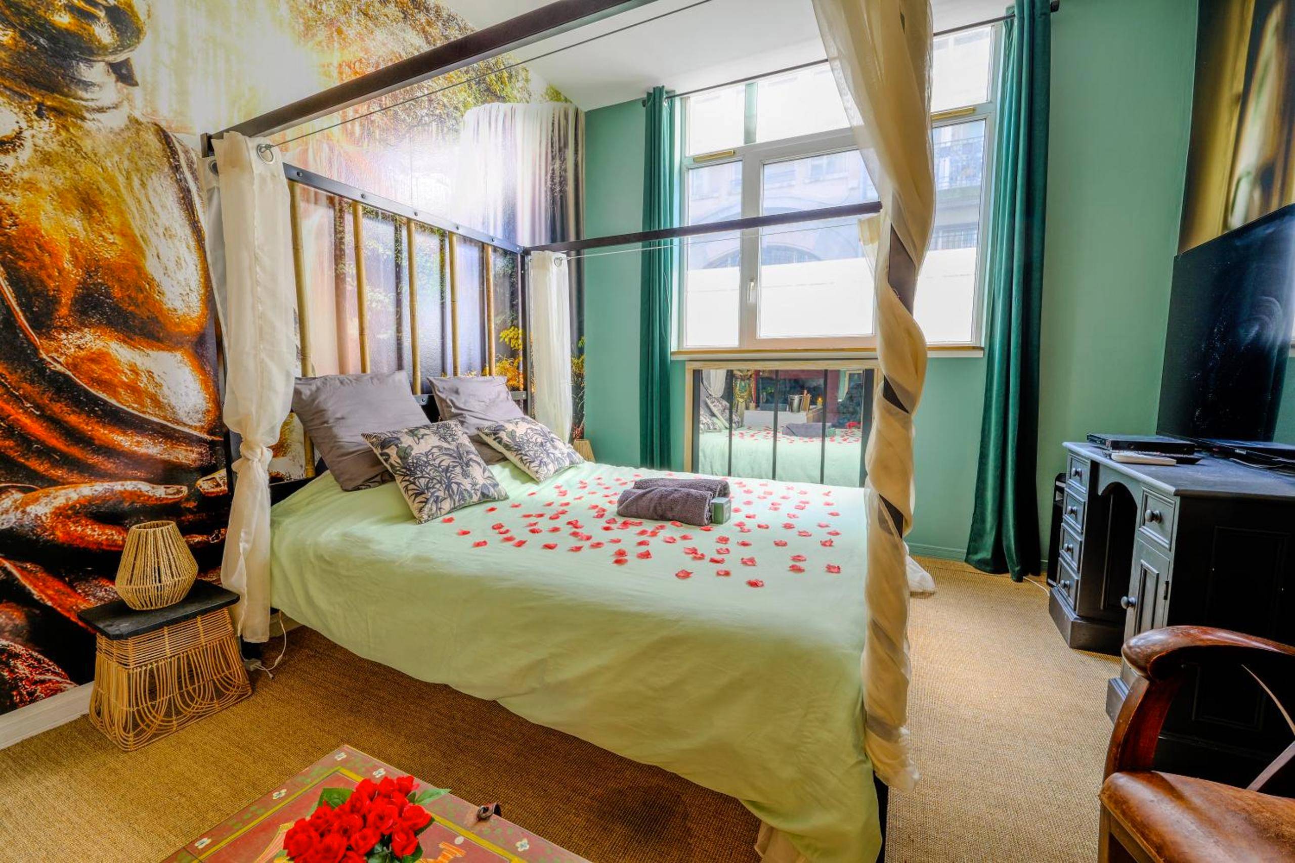 Chambre avec lit à baldaquin et grand écran TV - 50 Nuances Nirvana - Love Room à Rouen