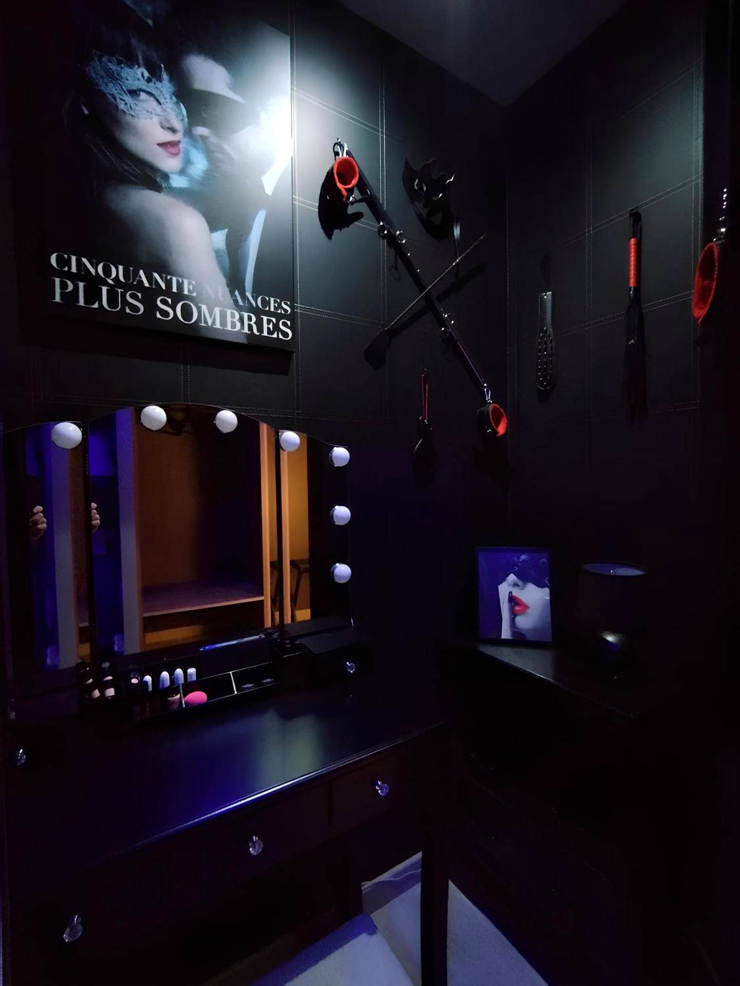 Coiffeuse avec miroir lumineux et accessoires - Love Room Villeneuve - en - Retz - Love Room, Gîte 4 étoiles, 50 Nuances...