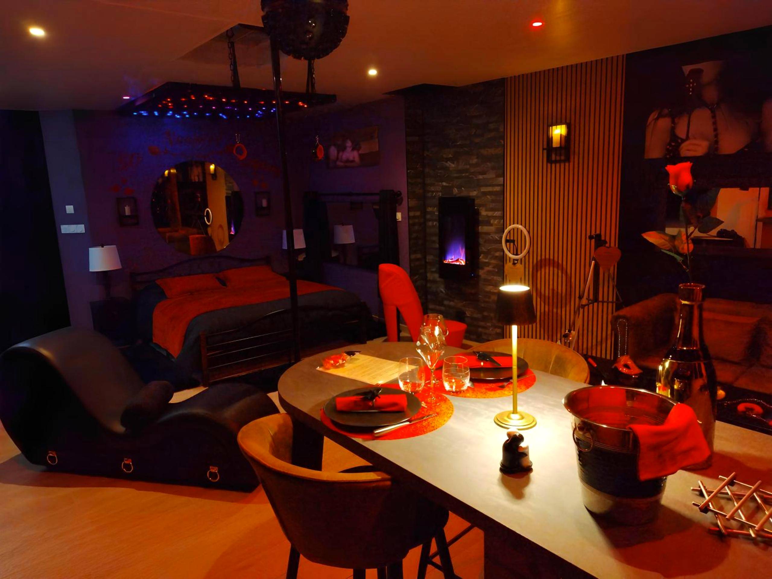 Espace de vie avec lit, table et sofa tantra - Love Room, Gîte 4 étoiles, 50 Nuances Romantiques