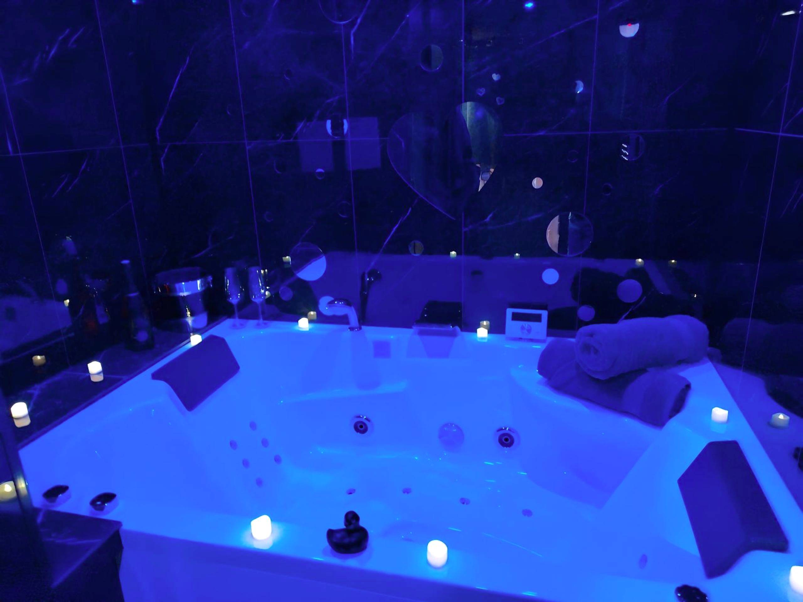 Jacuzzi privatif avec éclairage bleu et bougies - Love Room, Gîte 4 étoiles, 50 Nuances Romantiques