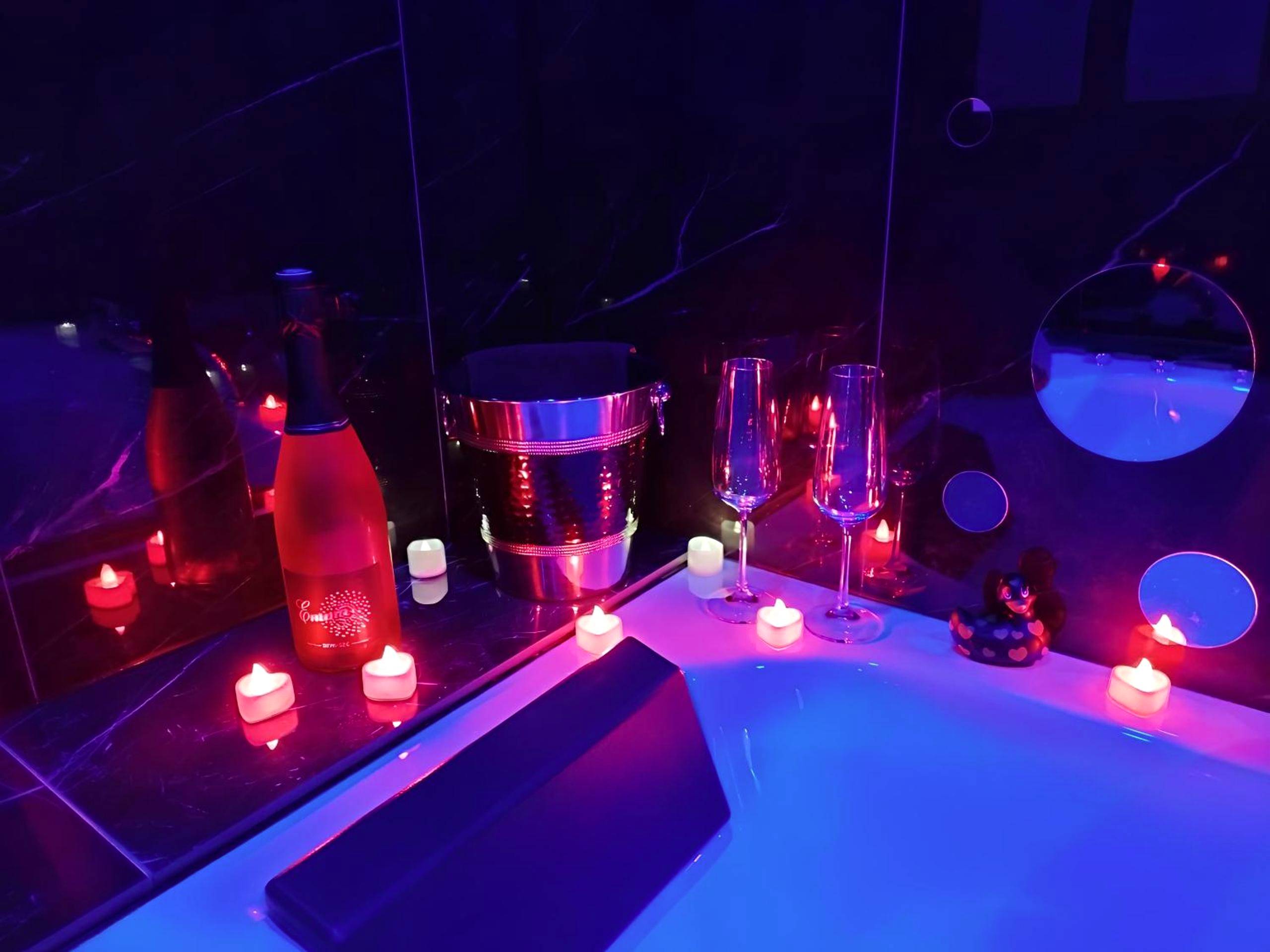 Champagne et flûtes au bord du jacuzzi - Love Room, Gîte 4 étoiles, 50 Nuances Romantiques
