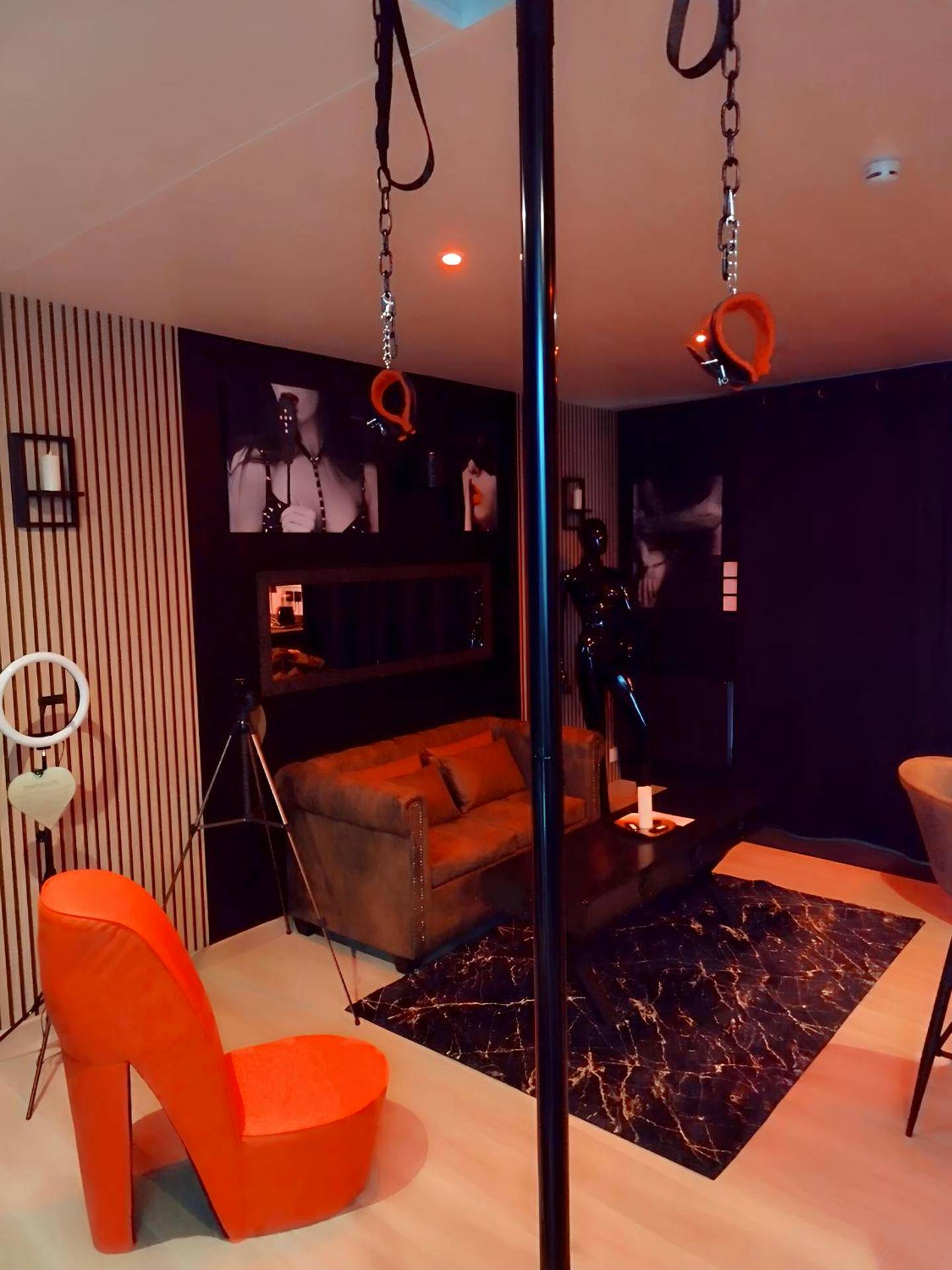 Salon avec fauteuil escarpin et barre de pole - Love Room, Gîte 4 étoiles, 50 Nuances Romantiques