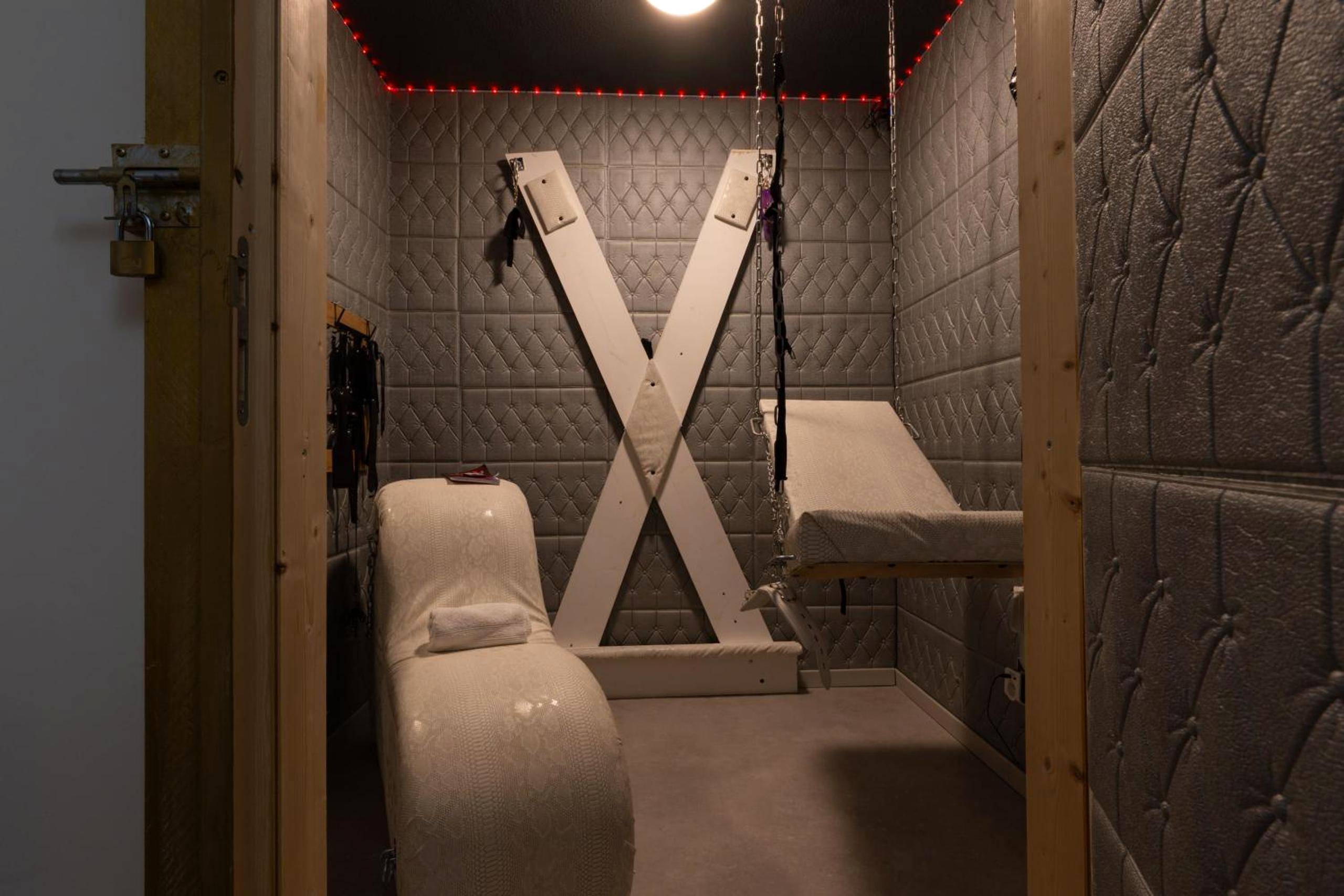 Croix de Saint - André et mobilier BDSM - Love Room Rouen - 50 Nuances Zen - Love Room à Rouen