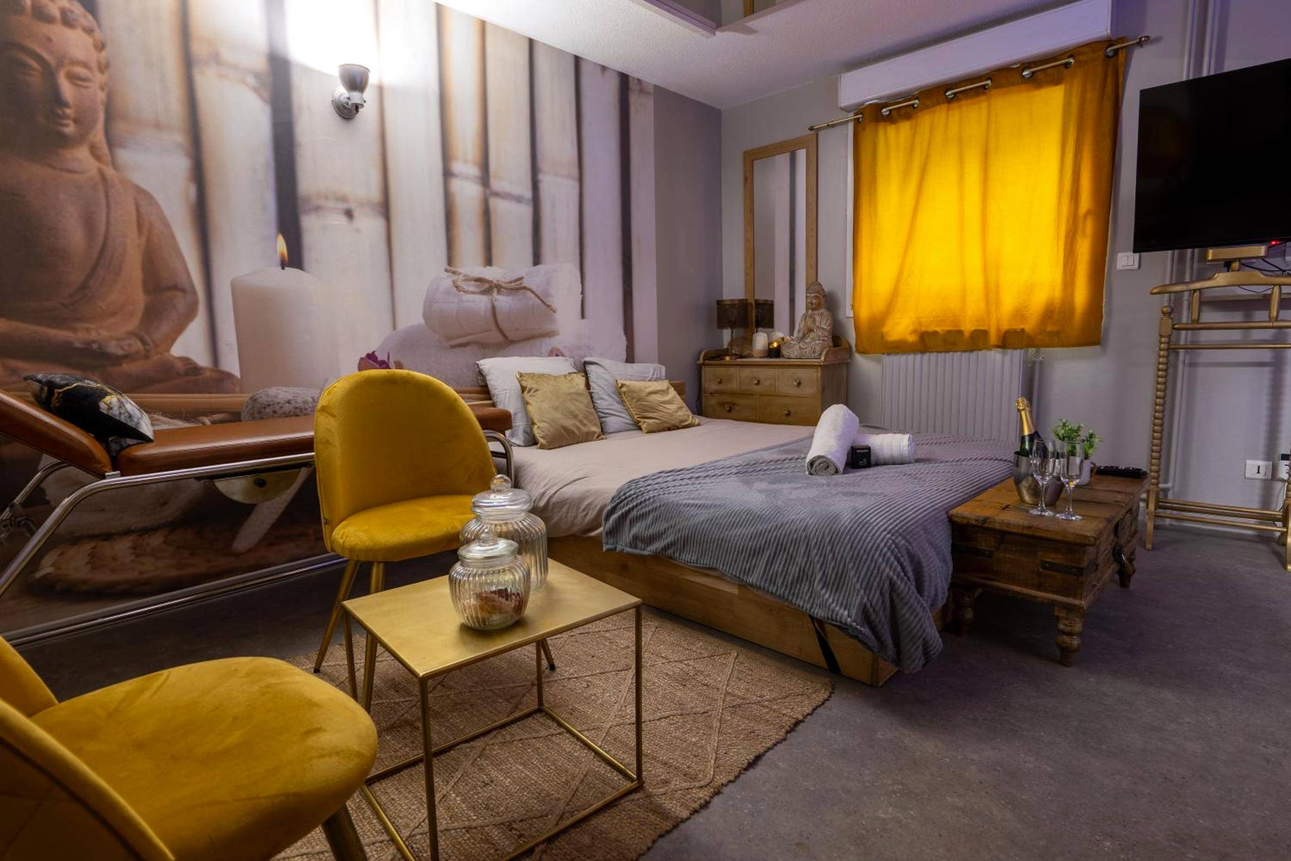Chambre zen avec fauteuils jaunes et grand lit - 50 Nuances Zen - Love Room à Rouen