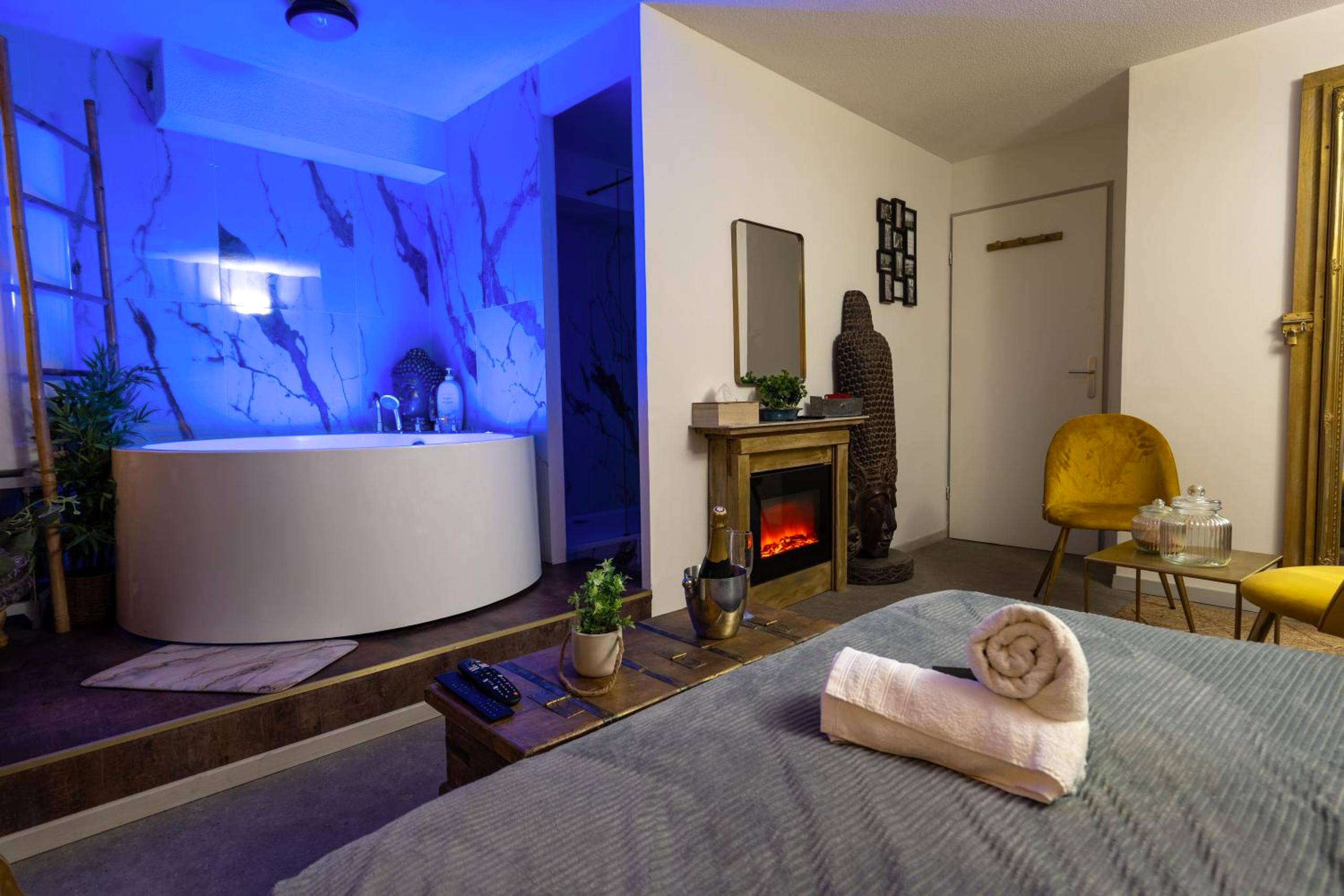 Baignoire balnéo avec éclairage bleu et cheminée - 50 Nuances Zen - Love Room à Rouen