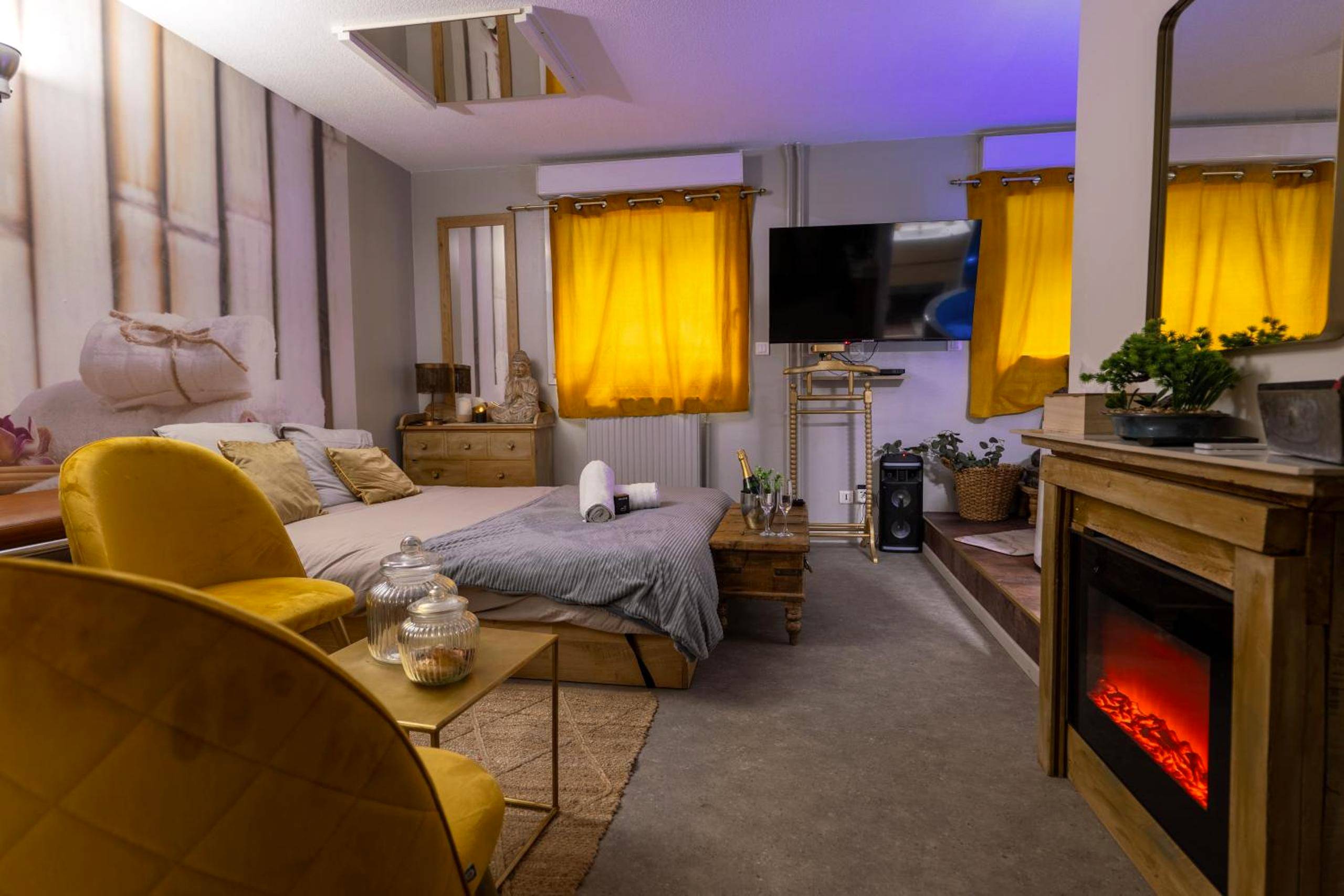 Vue d'ensemble de la suite avec cheminée et TV - 50 Nuances Zen - Love Room à Rouen