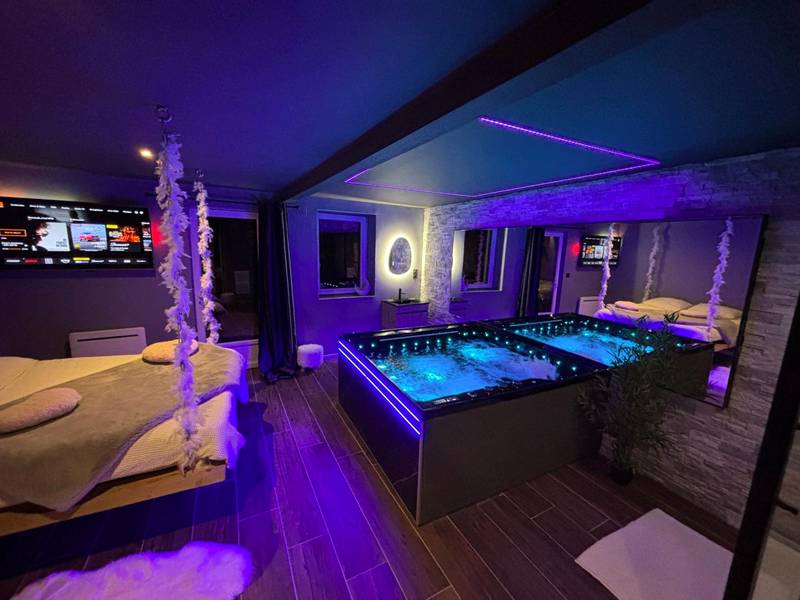 Jacuzzi privatif et lit suspendu sous néons - Love Room Châtenois - L'Écrin du Haut - Aux 67 nuances - Spa