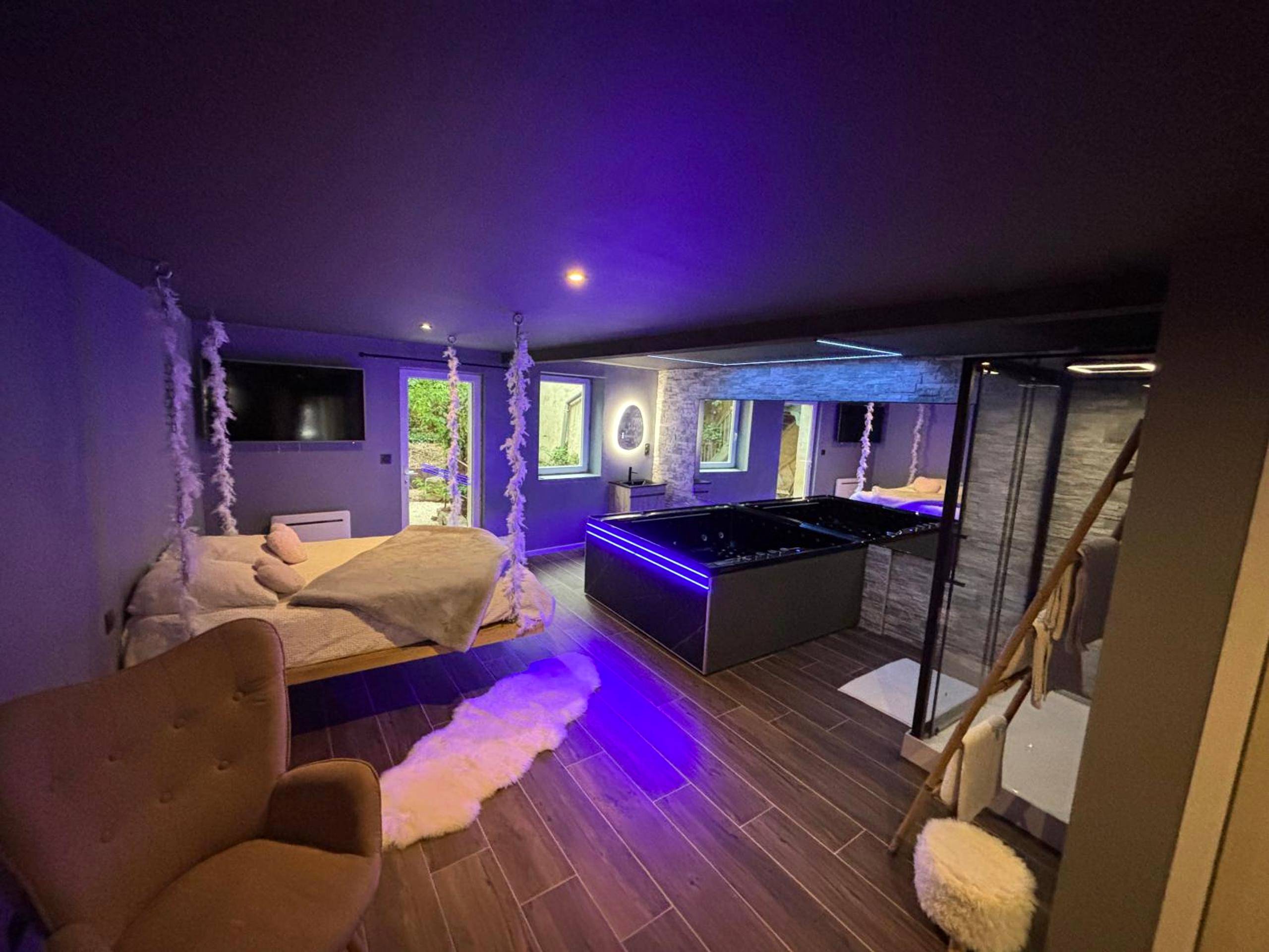Suite romantique avec lit suspendu et spa - L'Écrin du Haut - Aux 67 nuances - Spa