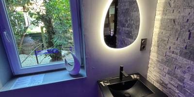 Vasque moderne et miroir rétroéclairé - L'Écrin du Haut - Aux 67 nuances - Spa