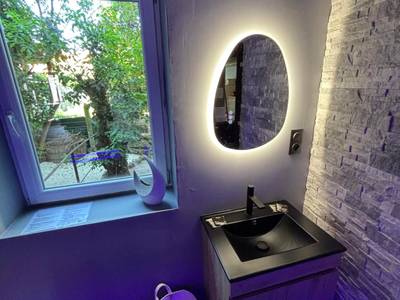 Vasque moderne et miroir rétroéclairé - L'Écrin du Haut - Aux 67 nuances - Spa