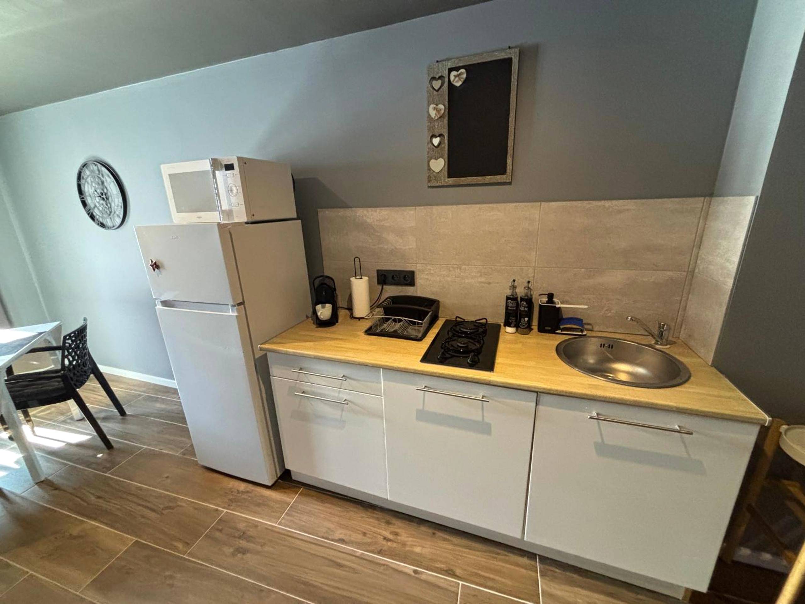 Cuisine équipée avec réfrigérateur et plaques - L'Écrin du Haut - Aux 67 nuances - Spa