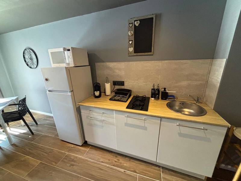 Cuisine équipée avec réfrigérateur et plaques - L'Écrin du Haut - Aux 67 nuances - Spa