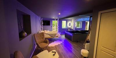 Espace salon avec fauteuils et vue sur le spa - L'Écrin du Haut - Aux 67 nuances - Spa