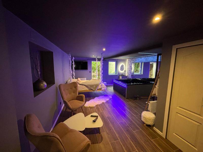 Espace salon avec fauteuils et vue sur le spa - L'Écrin du Haut - Aux 67 nuances - Spa