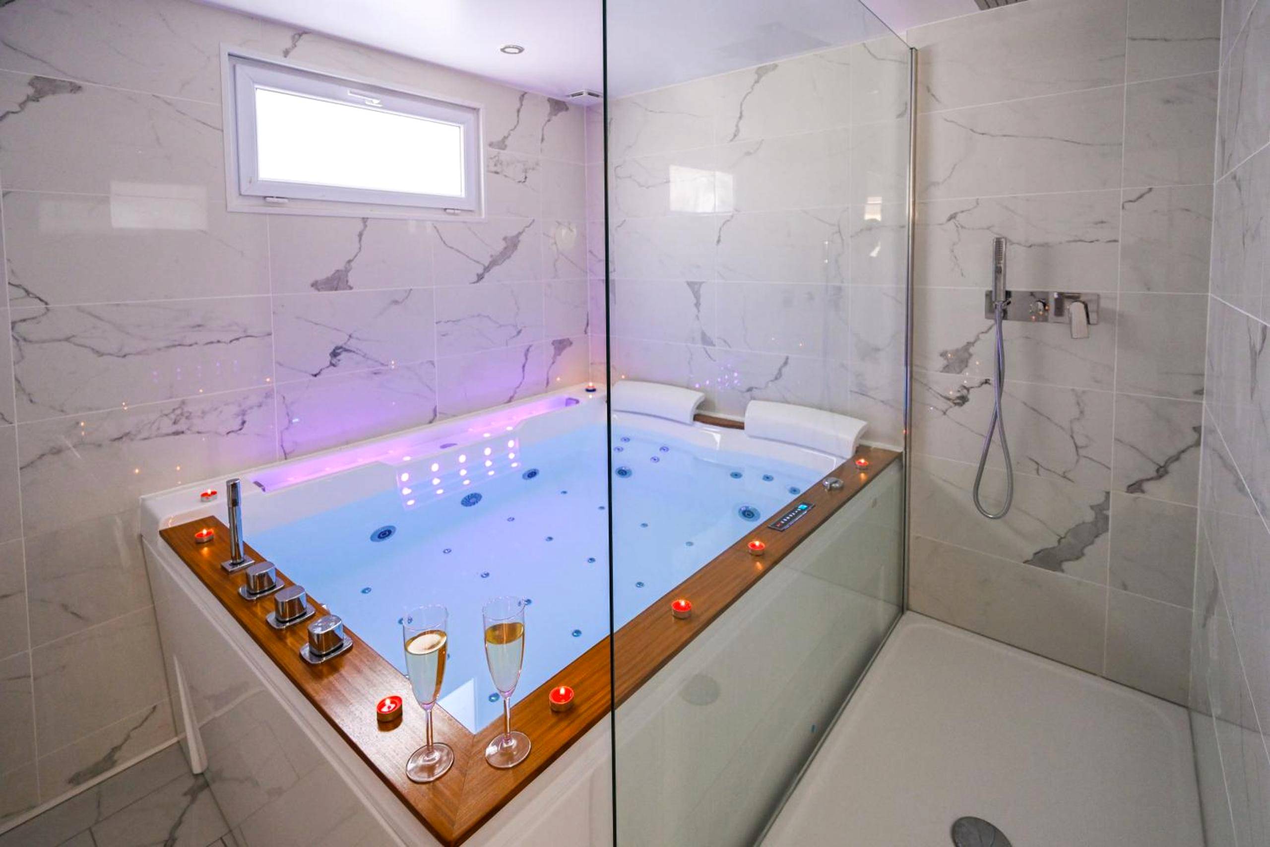 Jacuzzi privatif et douche à l'italienne - Love Room Le Havre - Le 7ème ciel - Bain à bulles