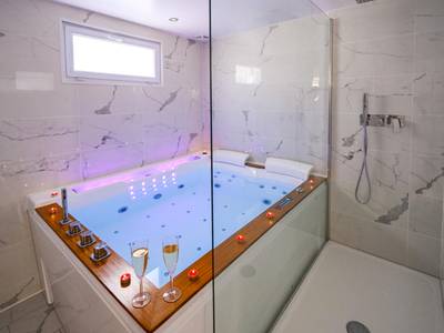 Jacuzzi privatif et douche à l'italienne - Love Room Le Havre - Le 7ème ciel - Bain à bulles