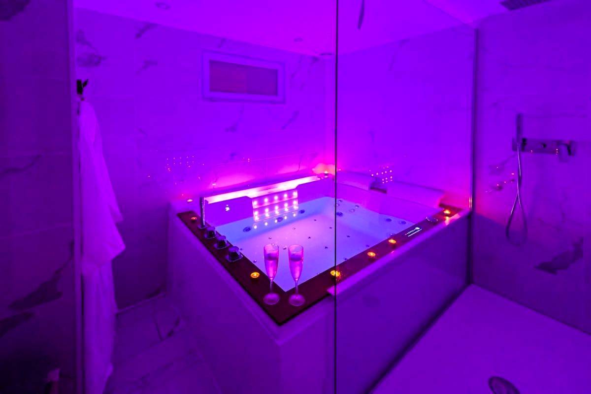 Baignoire balnéo avec éclairage néon violet - Le 7ème ciel - Bain à bulles