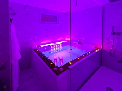 Baignoire balnéo avec éclairage néon violet - Le 7ème ciel - Bain à bulles