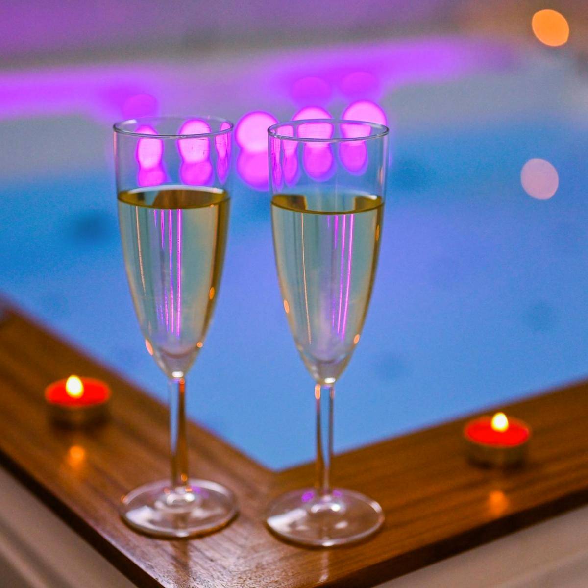 Coupes de champagne au bord du jacuzzi - Le 7ème ciel - Bain à bulles