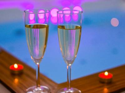 Coupes de champagne au bord du jacuzzi - Le 7ème ciel - Bain à bulles