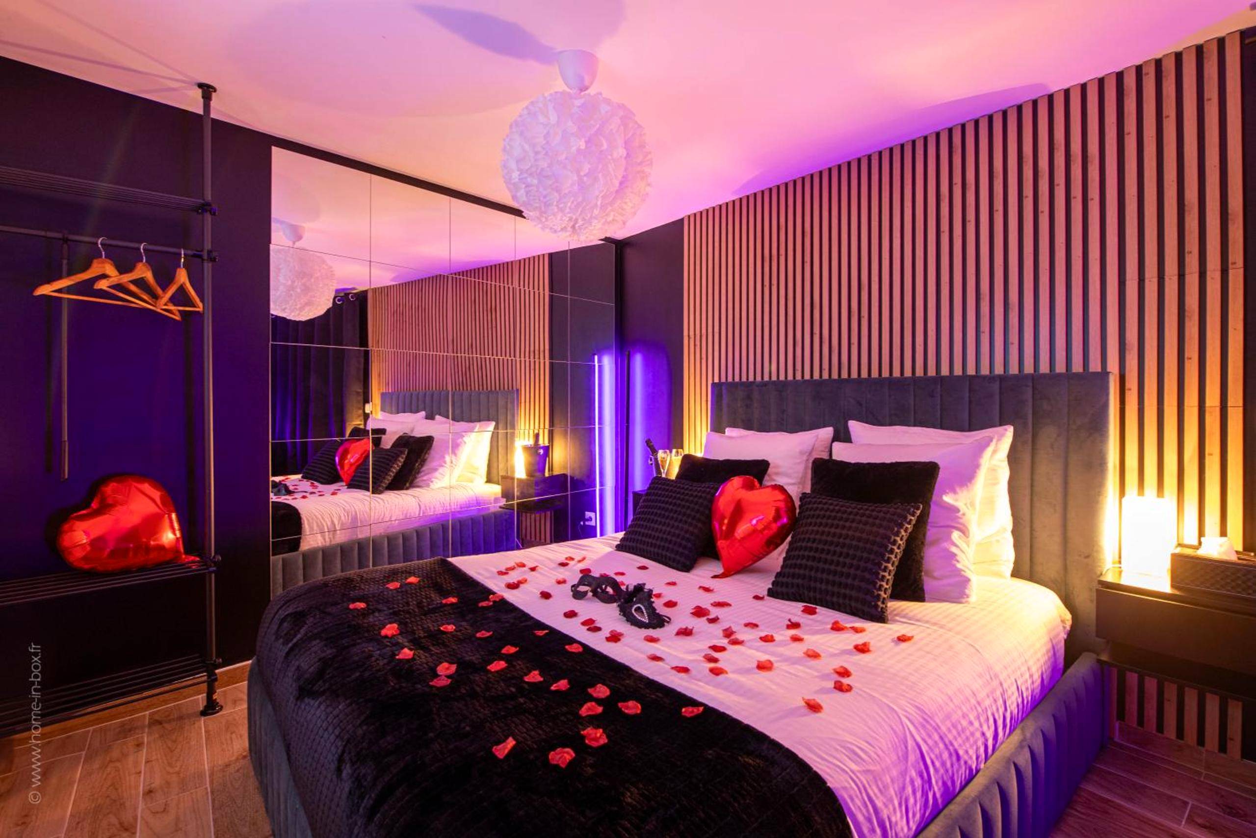 Baignoire balnéo avec éclairage bleu - Love Room 91 avec Jacuzzi XXL - 15min Orly - 30 min Paris