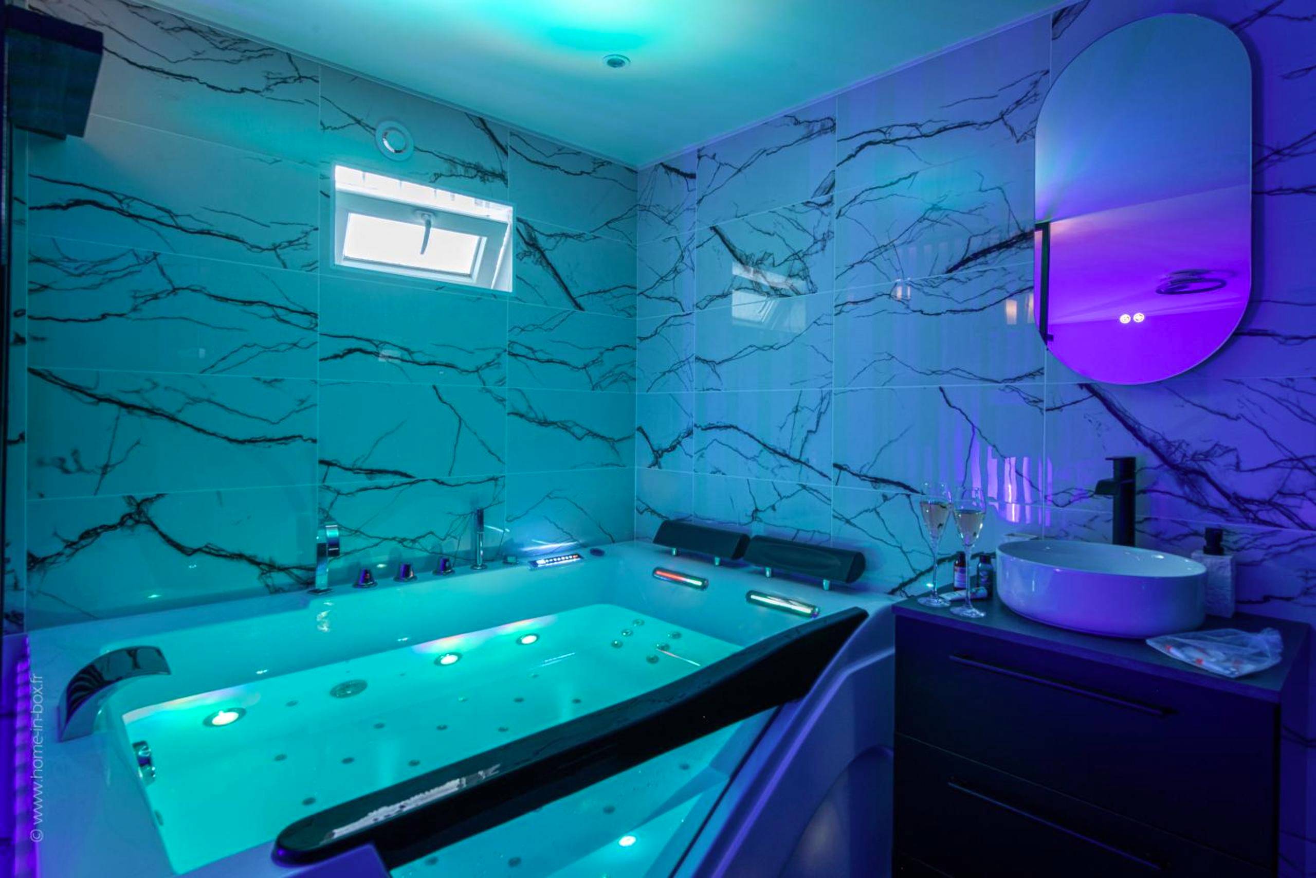 Petit - déjeuner avec viennoiseries et café - Love Room 91 avec Jacuzzi XXL - 15min Orly - 30 min Paris