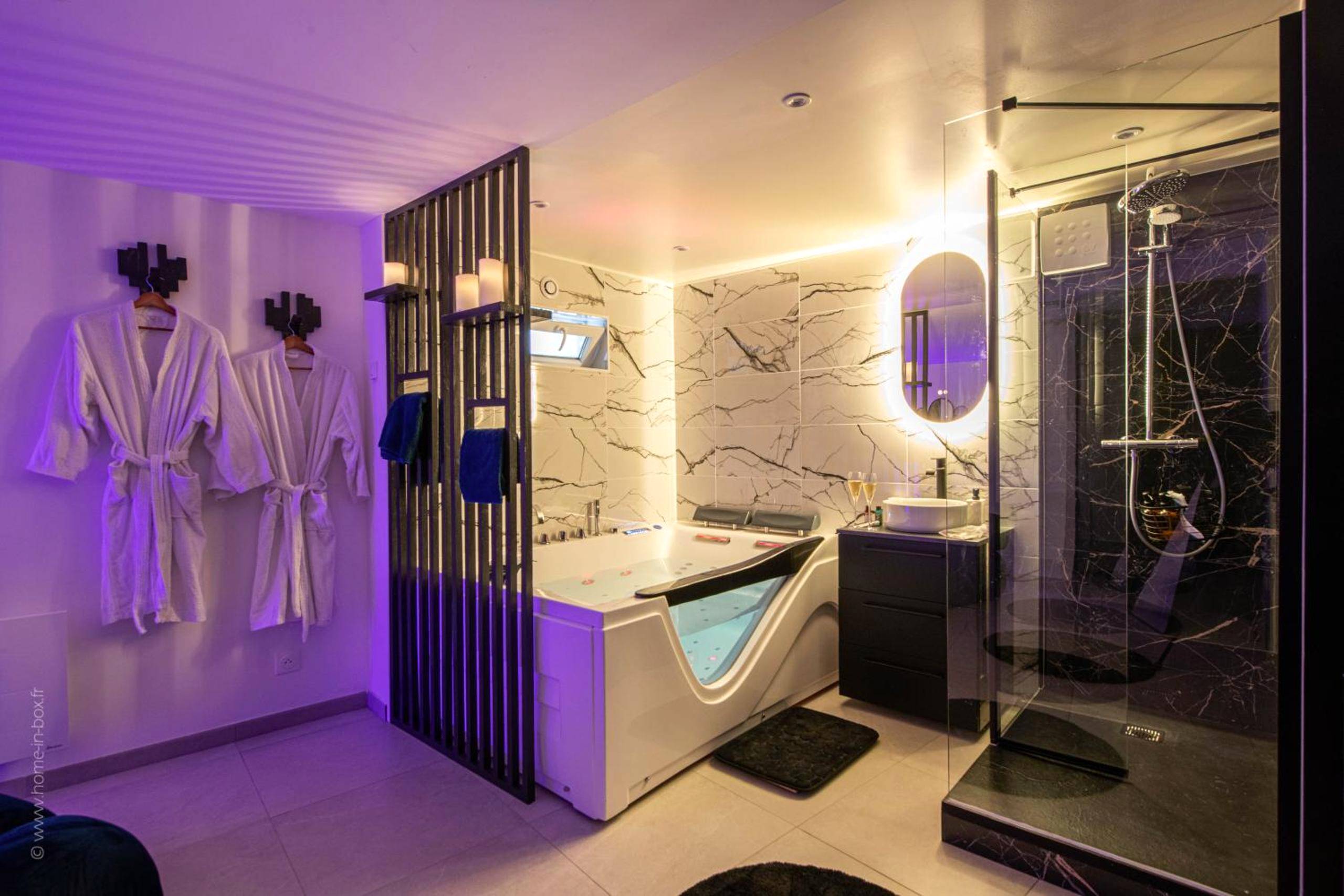 Peignoirs blancs sous lumière violette - Love Room 91 avec Jacuzzi XXL - 15min Orly - 30 min Paris