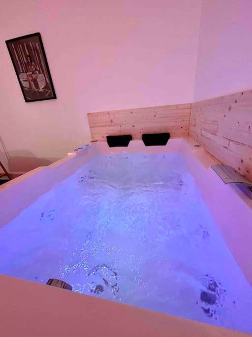 Baignoire balnéo avec éclairage bleu - A0 Grand Appartement, Jaccuzi, et extérieur Thermal Artem à 200m