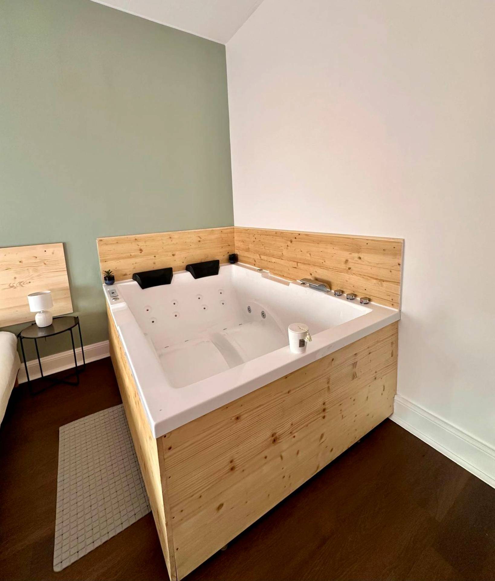Jacuzzi privatif avec habillage en bois - A0 Grand Appartement, Jaccuzi, et extérieur Thermal Artem à 200m