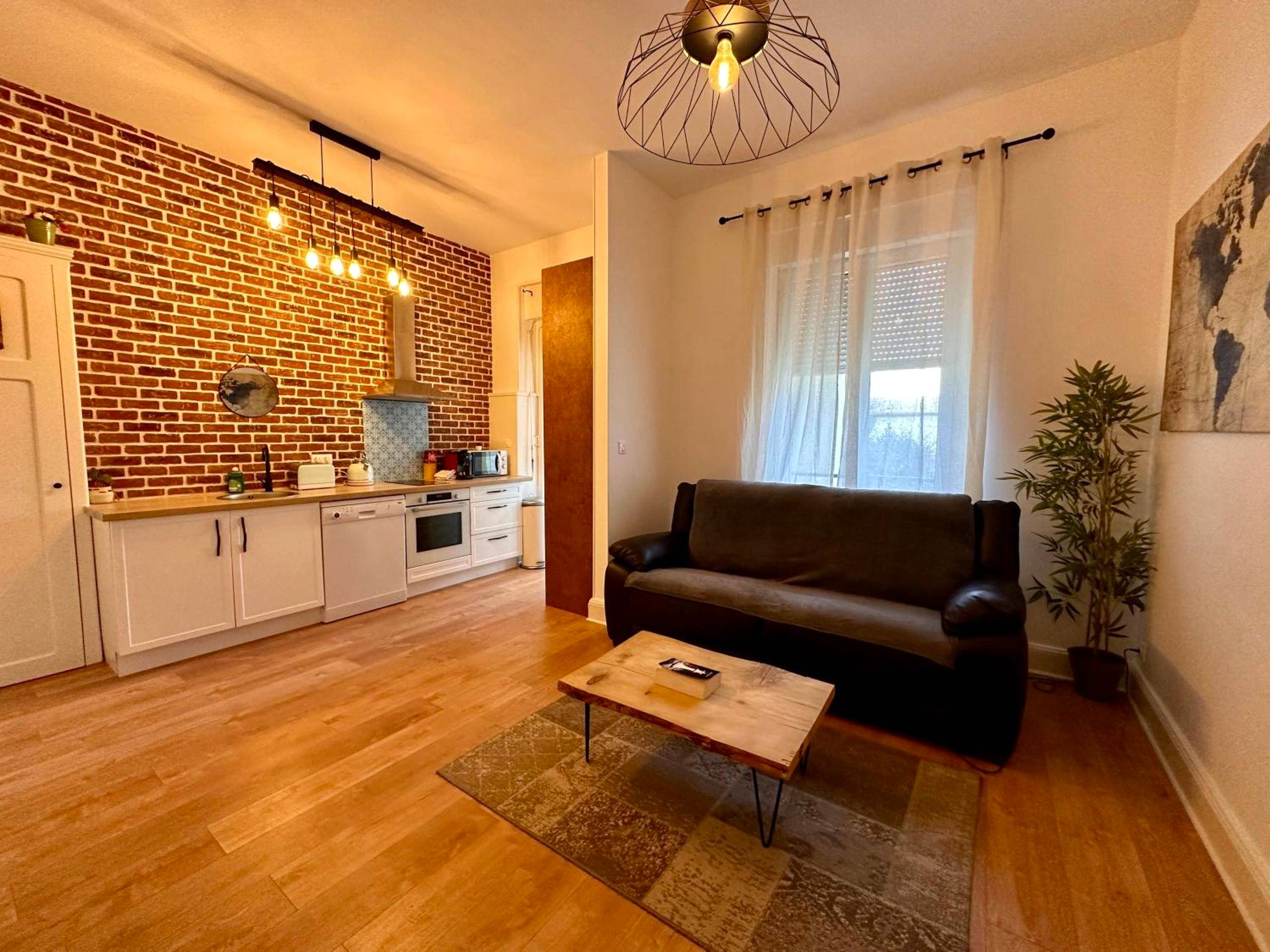 Espace de vie avec canapé et cuisine équipée - A0 Grand Appartement, Jaccuzi, et extérieur Thermal Artem à 200m