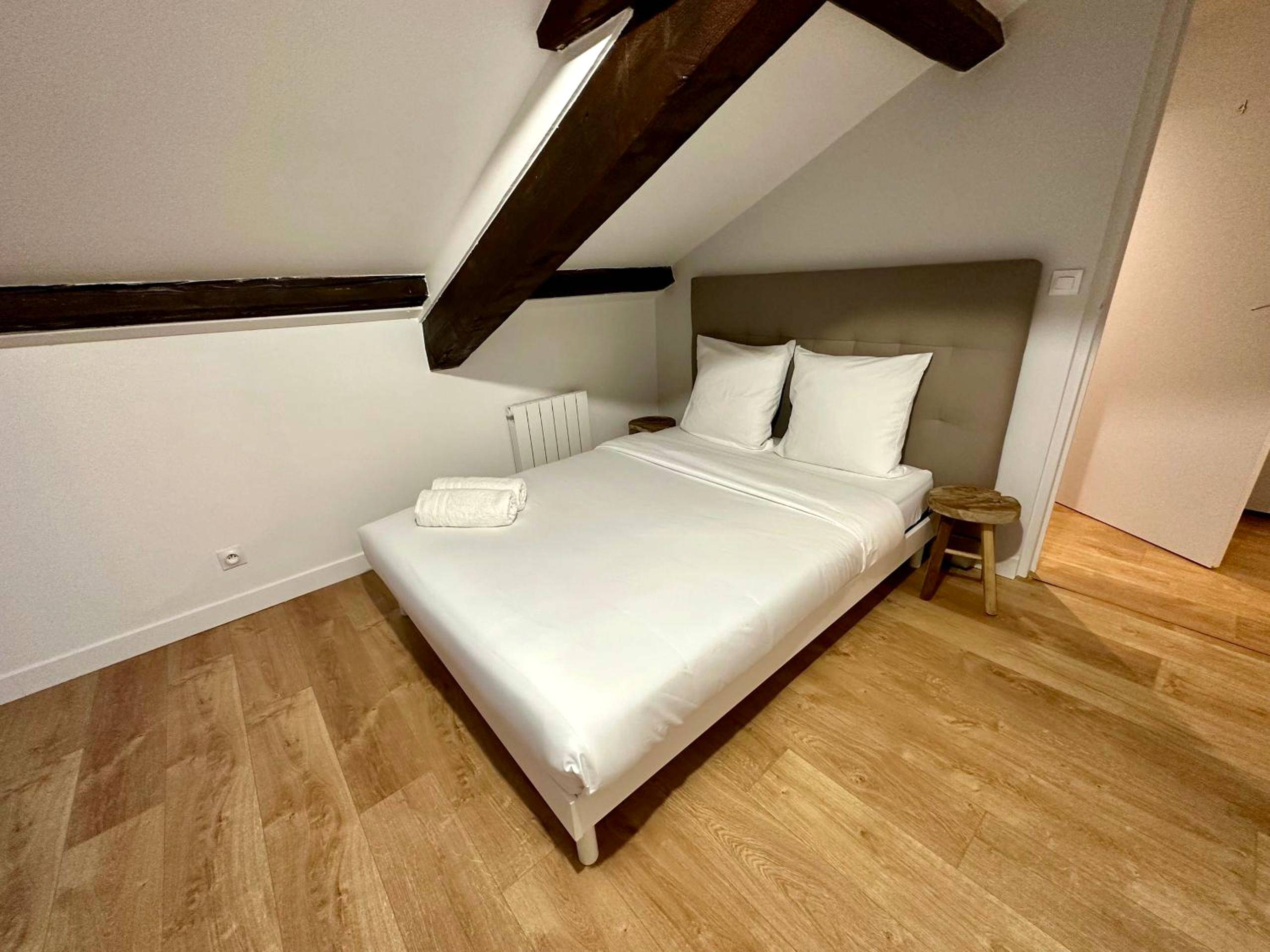 Lit double sous charpente apparente - A4 Jacuzzi, ARTEM, Thermal