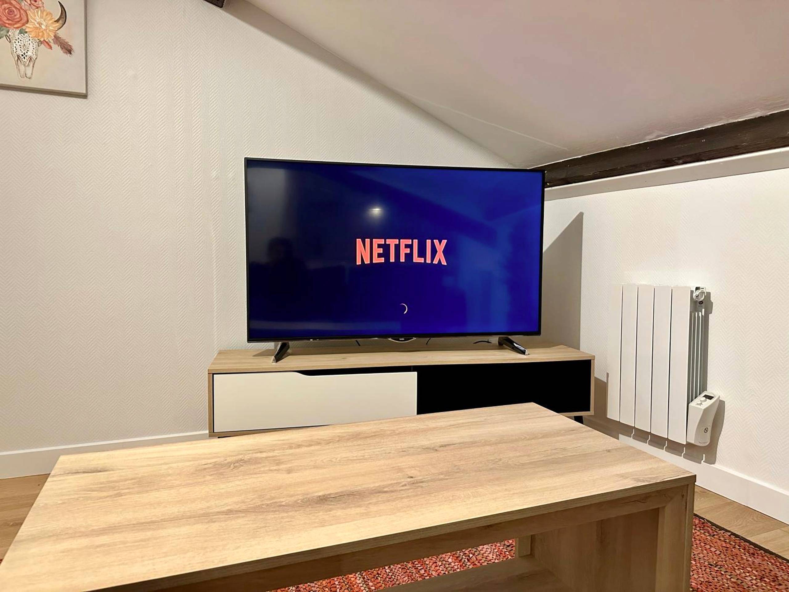Télévision avec accès Netflix et table basse - A4 Jacuzzi, ARTEM, Thermal