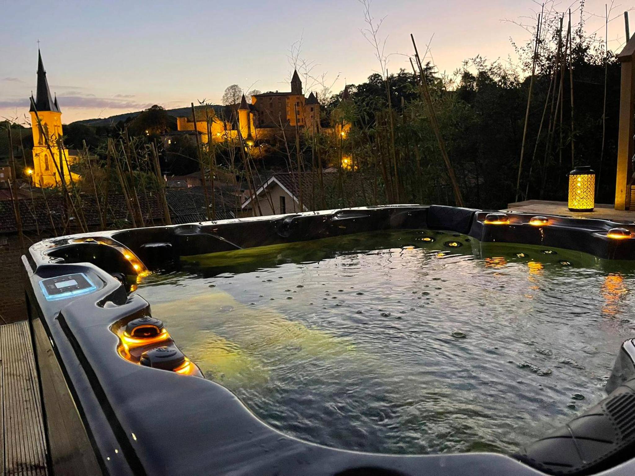 Vue principale - Love Room Ville - sur - Jarnioux - L'ABRI du château SPA et détente